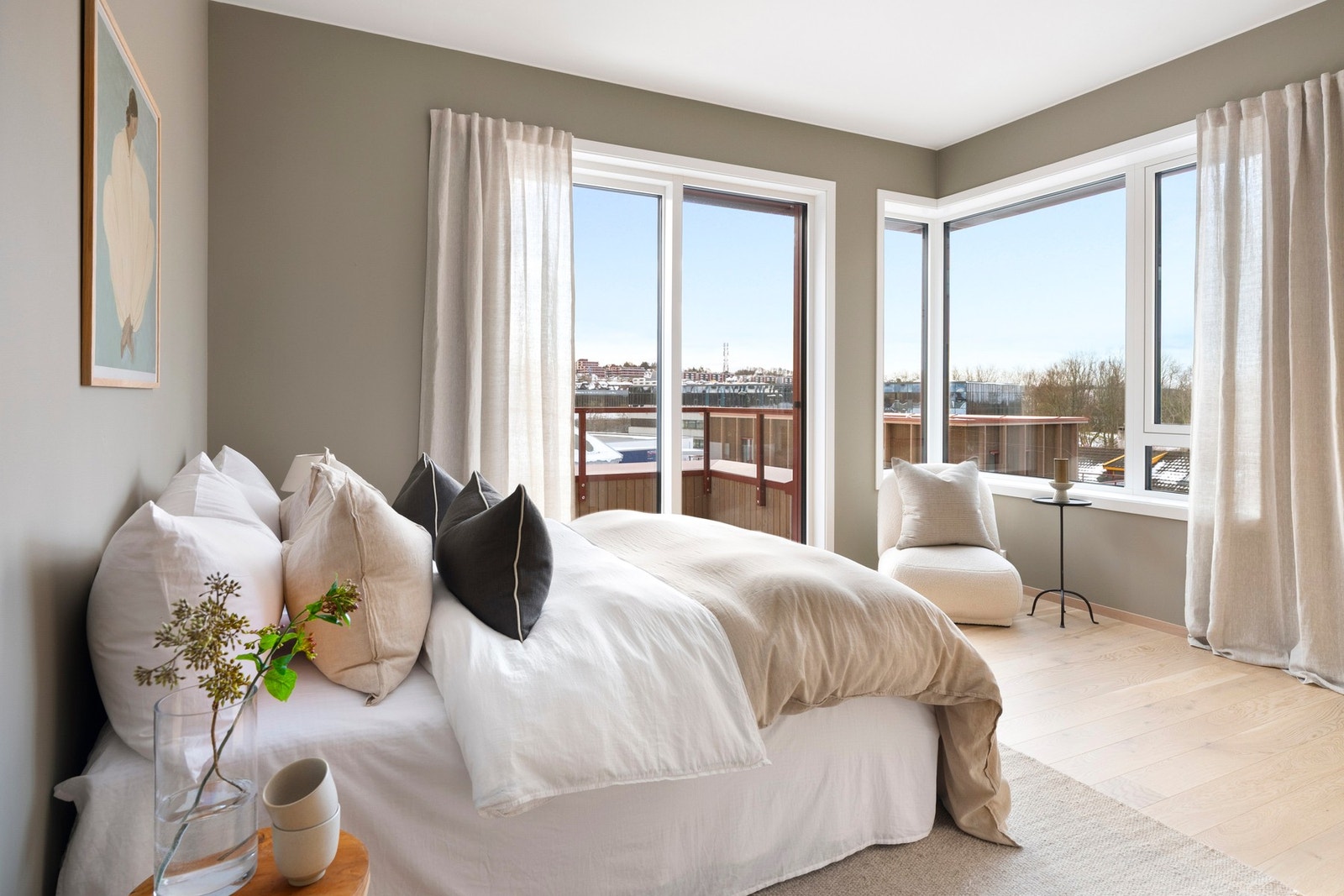 Hovedsoverommet ligger i suiteløsning med eget bad og walk-in closet. Galleribilde