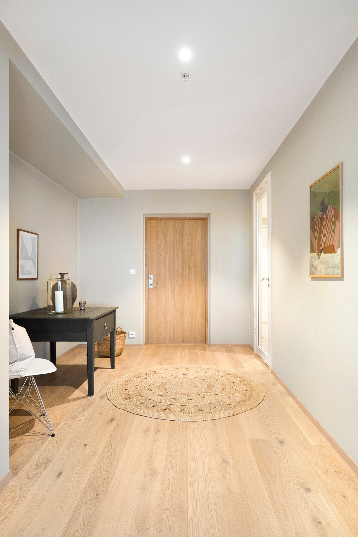 Vel inne gir entreen et godt førsteinntrykk; bred, luftig og innbydende med god plass til å henge fra seg yttertøyet. Galleribilde