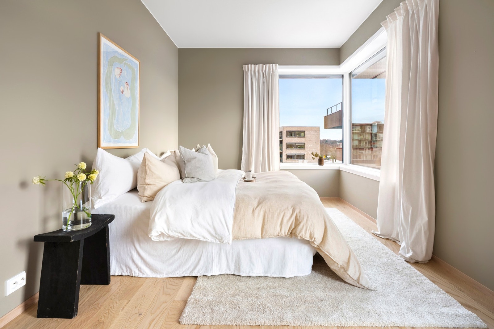 Lyset strømmer inn fra et stort hjørnevindu, og her får man det luftig, men også lunt, med god plass til både dobbeltseng og annet møblement. Galleribilde