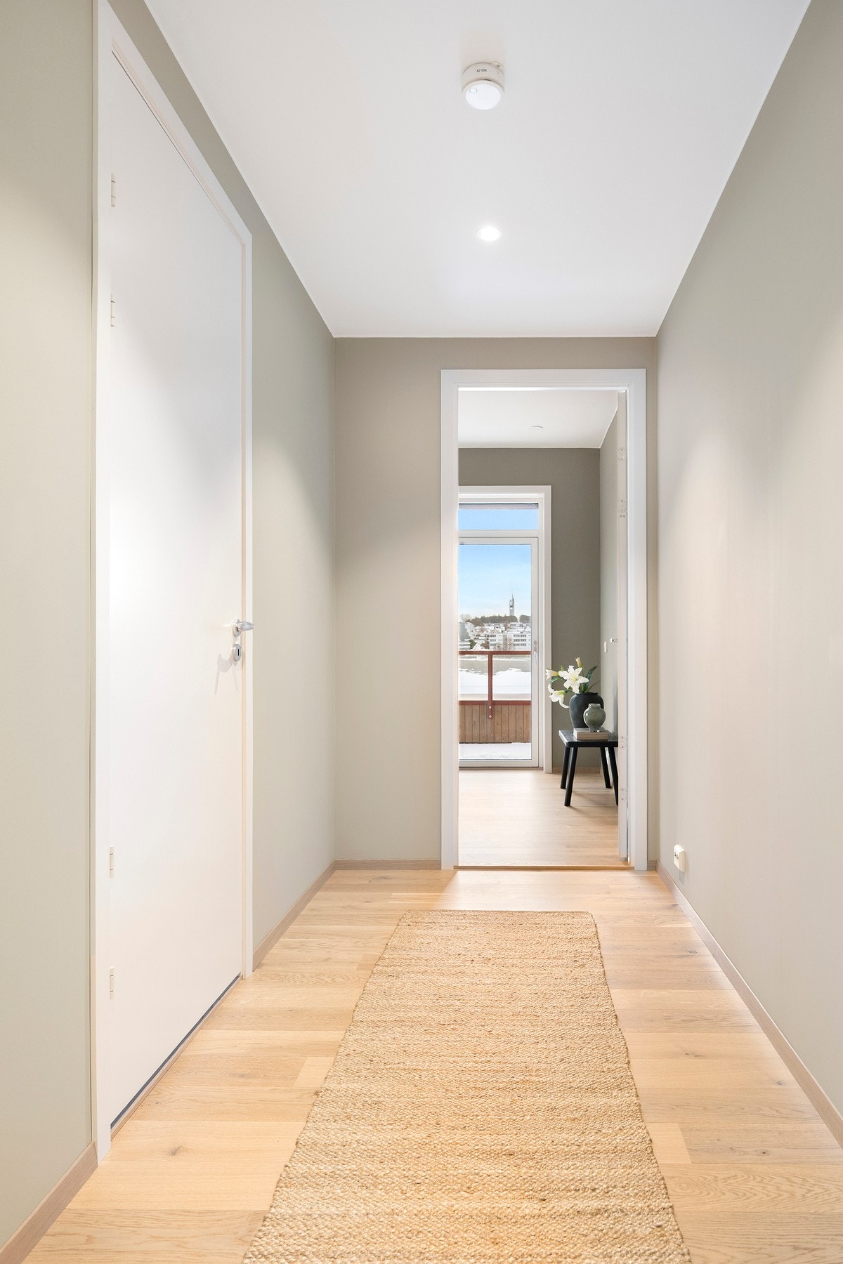 Soverommene er plassert i en egen fløy med enkel tilgang til badene. Sonen er fint skjermet fra de sosiale sonene. Galleribilde