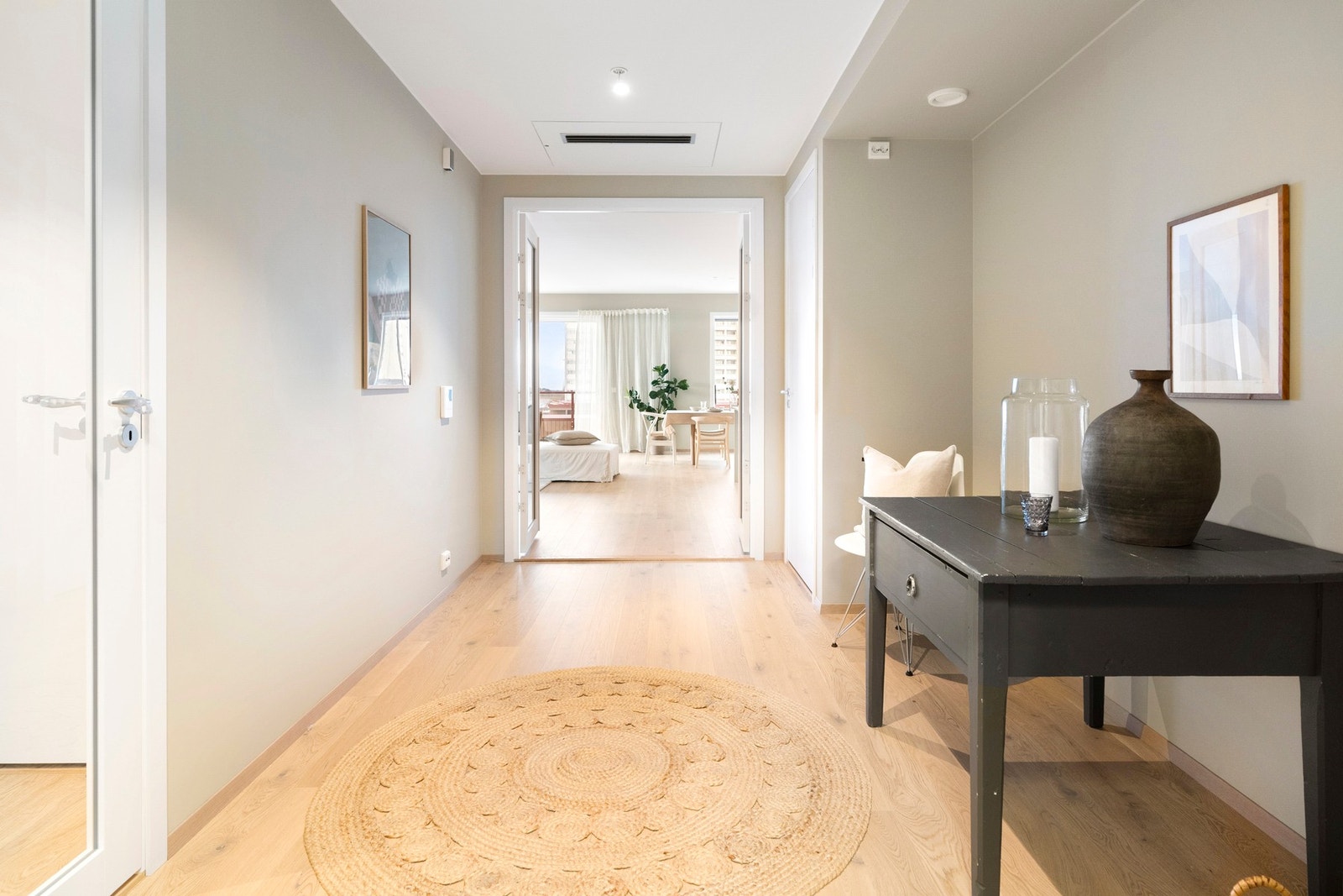 Entreen har downlights, praktisk gjestetoalett og dobbel glassdør til stuen. Vannbåren gulvvarme er lagt i hele leiligheten, unntatt bod og soverom. Galleribilde