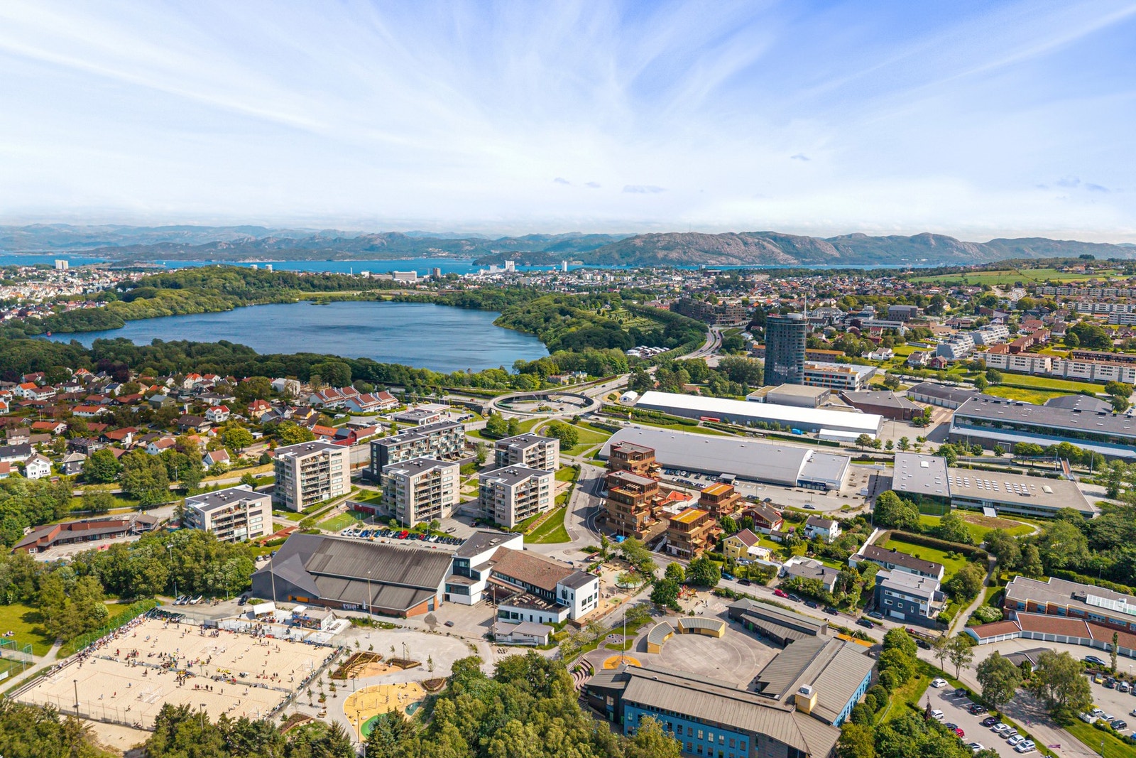 En liten spasertur unna ligger Mosvatnet med hyggelig tursti. Galleribilde