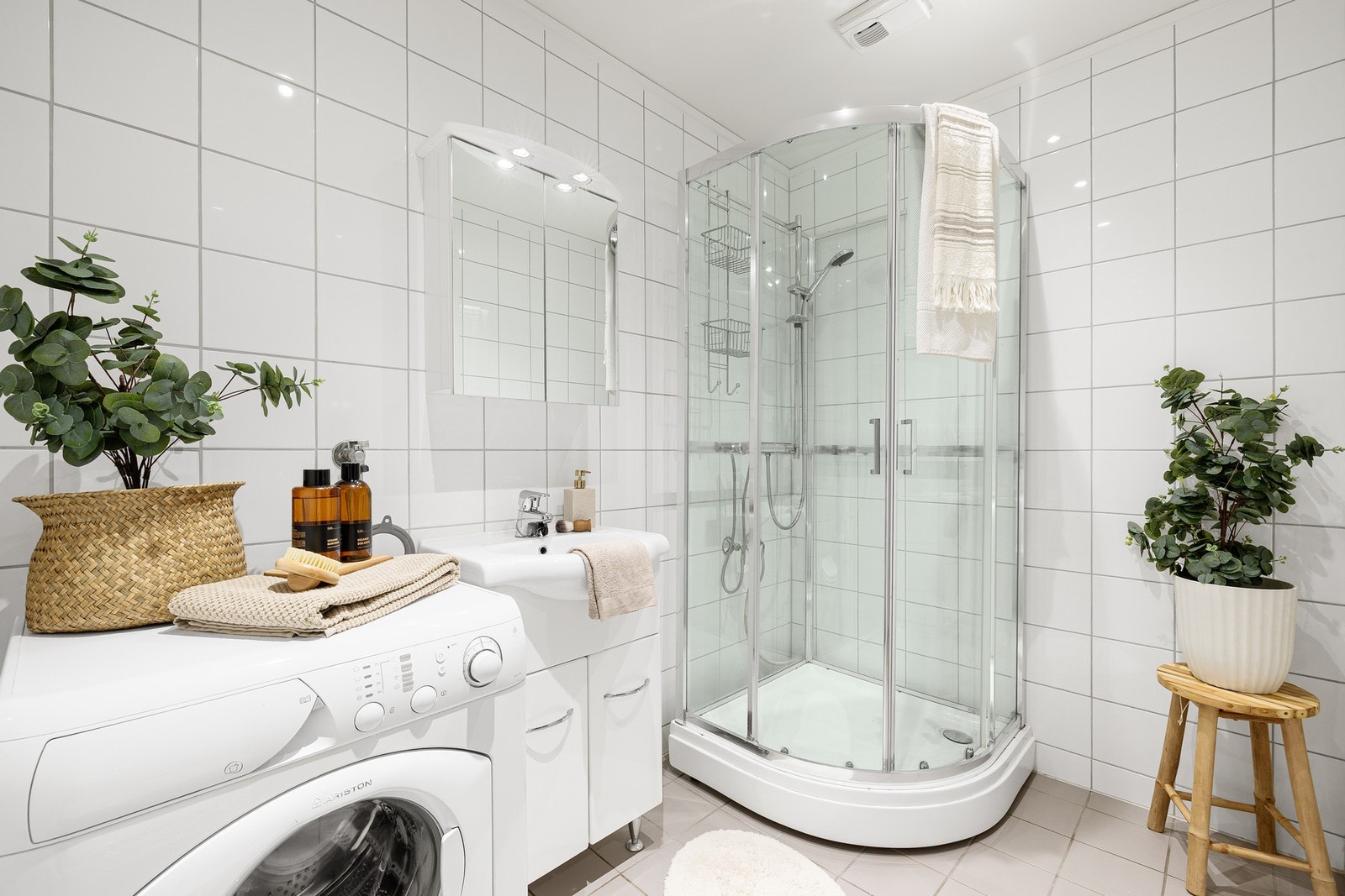 Badet er på 4,2 kvm og er utstyrt med dusjkabinett og kran/avløp for vaskemaskin. Galleribilde