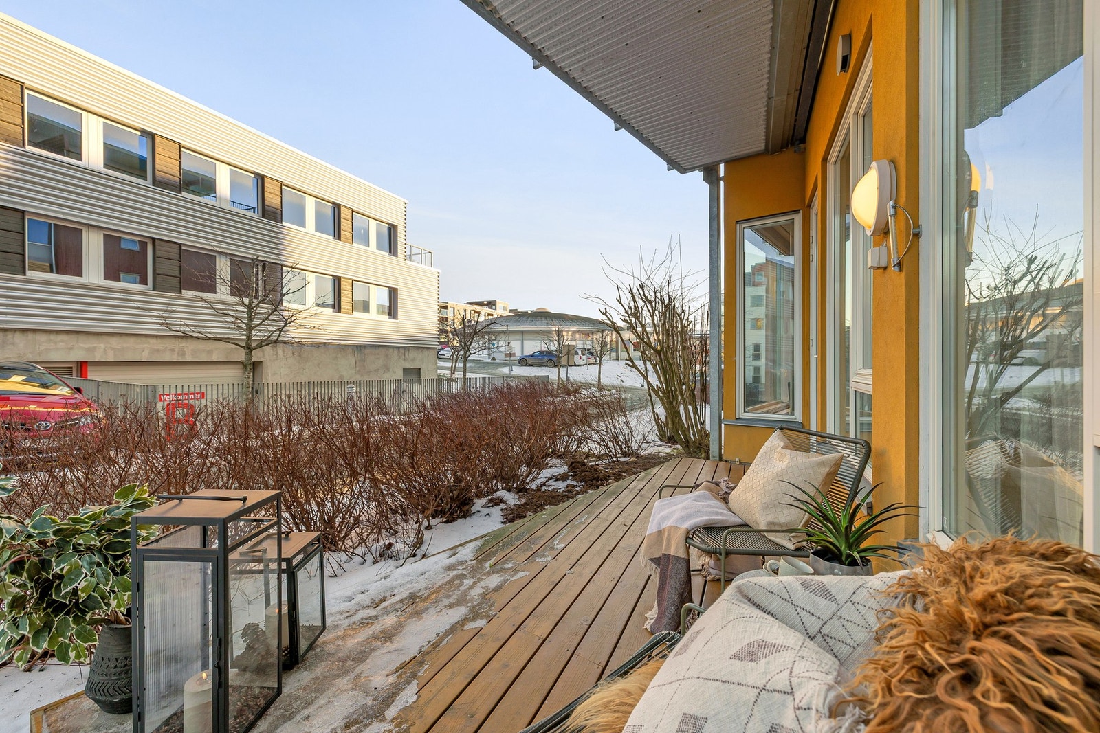 På sommerhalvåret vil terrassen være delvis skjermet av en hekk langs forkanten av terrassen. Galleribilde