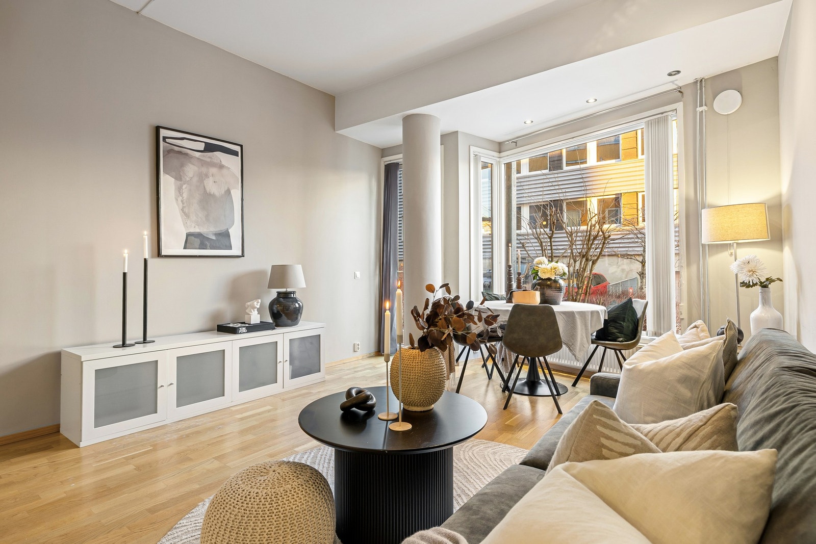 Av kvaliteter ved boligen bør det blant annet trekkes frem svært god takhøyde på ca. 3 meter. Galleribilde