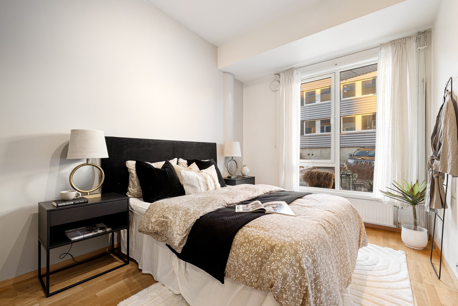 Leilighetens hovedsoverom er på 10,6 kvm og har god plass til seng av god størrelse, garderobeløsning og annet soveromsmøblement. Galleribilde