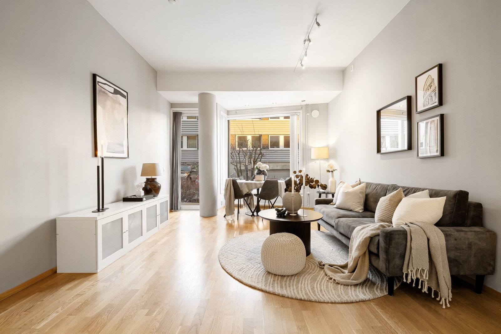 Leiligheten måler 55 kvm (BRA-i) og består av stue/kjøkken, bad, entré og 2 soverom. Galleribilde