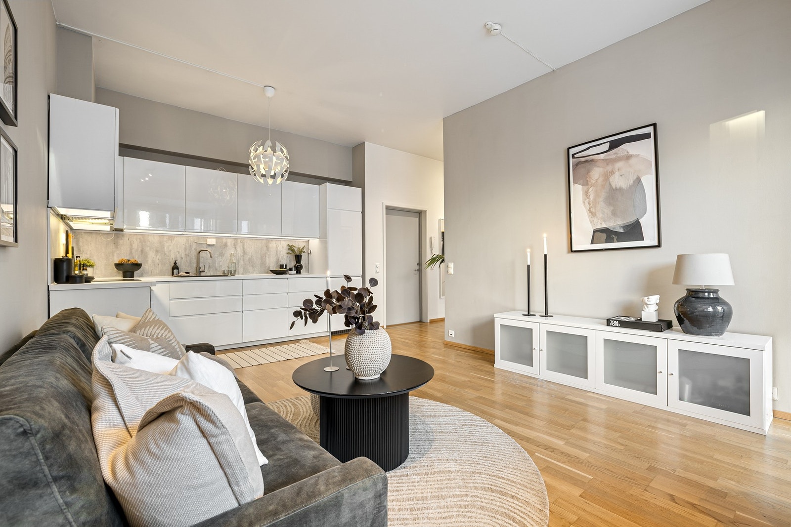 Den generøse takhøyden på ca. 3 meter bidrar til at leiligheten oppleves som både åpen og romslig. Galleribilde