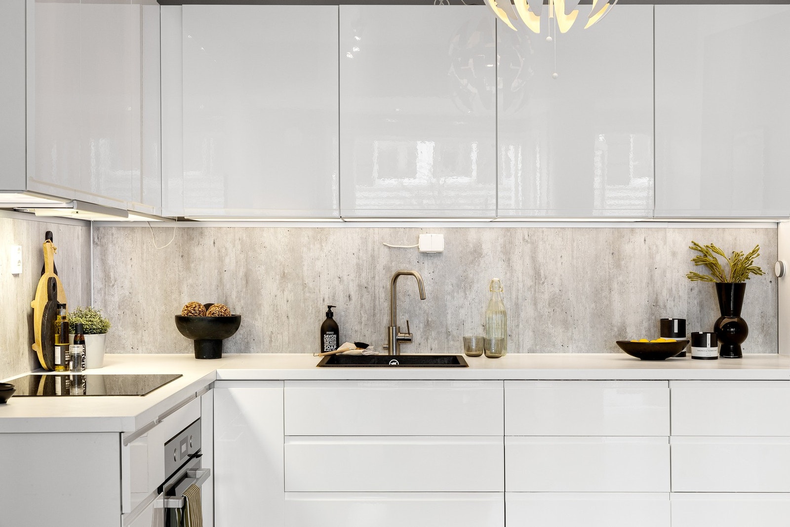 De integrerte hvitevarene inkluderer platetopp, stekeovn, oppvaskmaskin og kjøl/fryseskap. Galleribilde