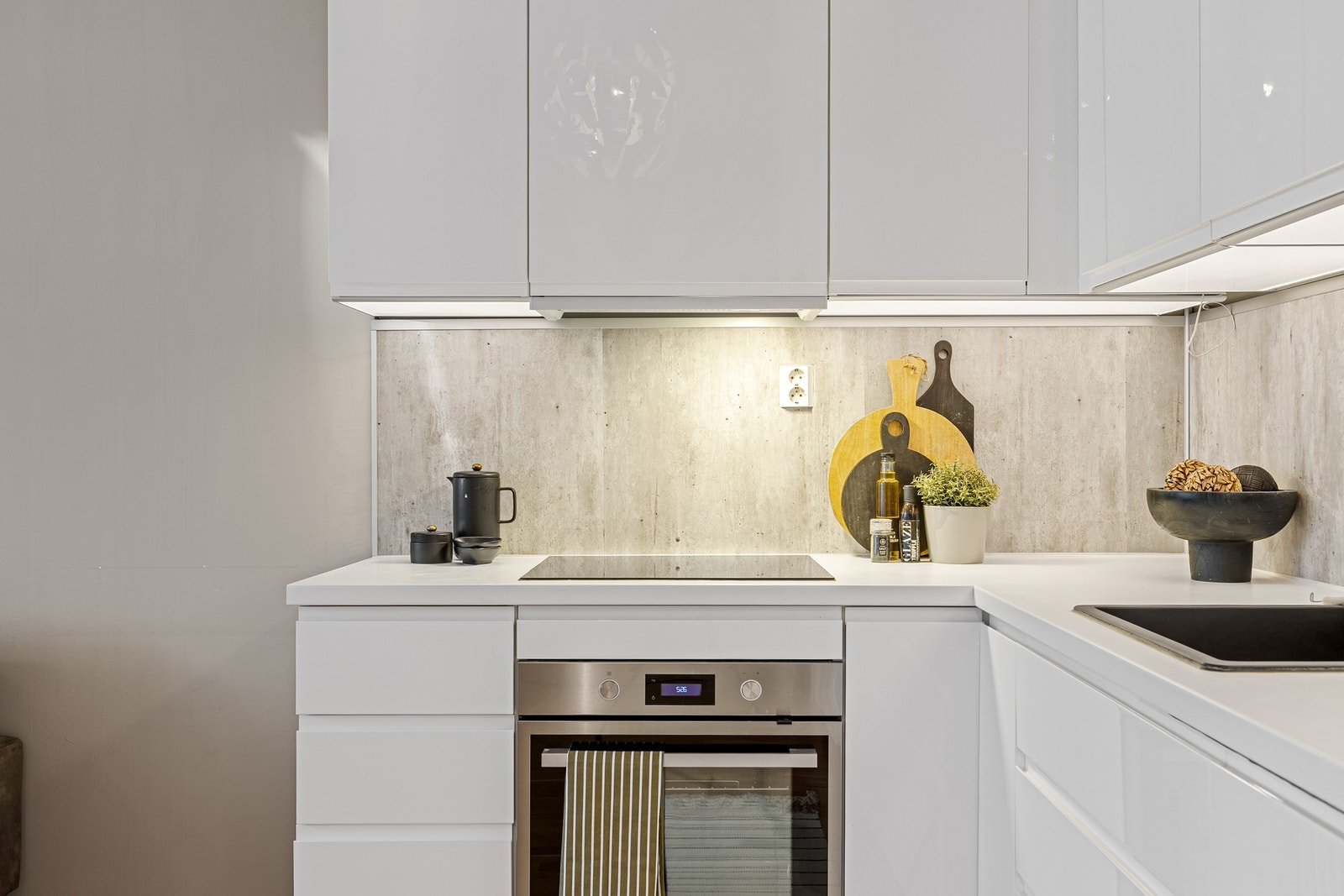 Avtrekkshette over stekesone, tilkoblet byggets ventilasjonsanlegg, og er i likhet med resten av kjøkkenet vurdert til TG1 av byggesakkyndig. Galleribilde