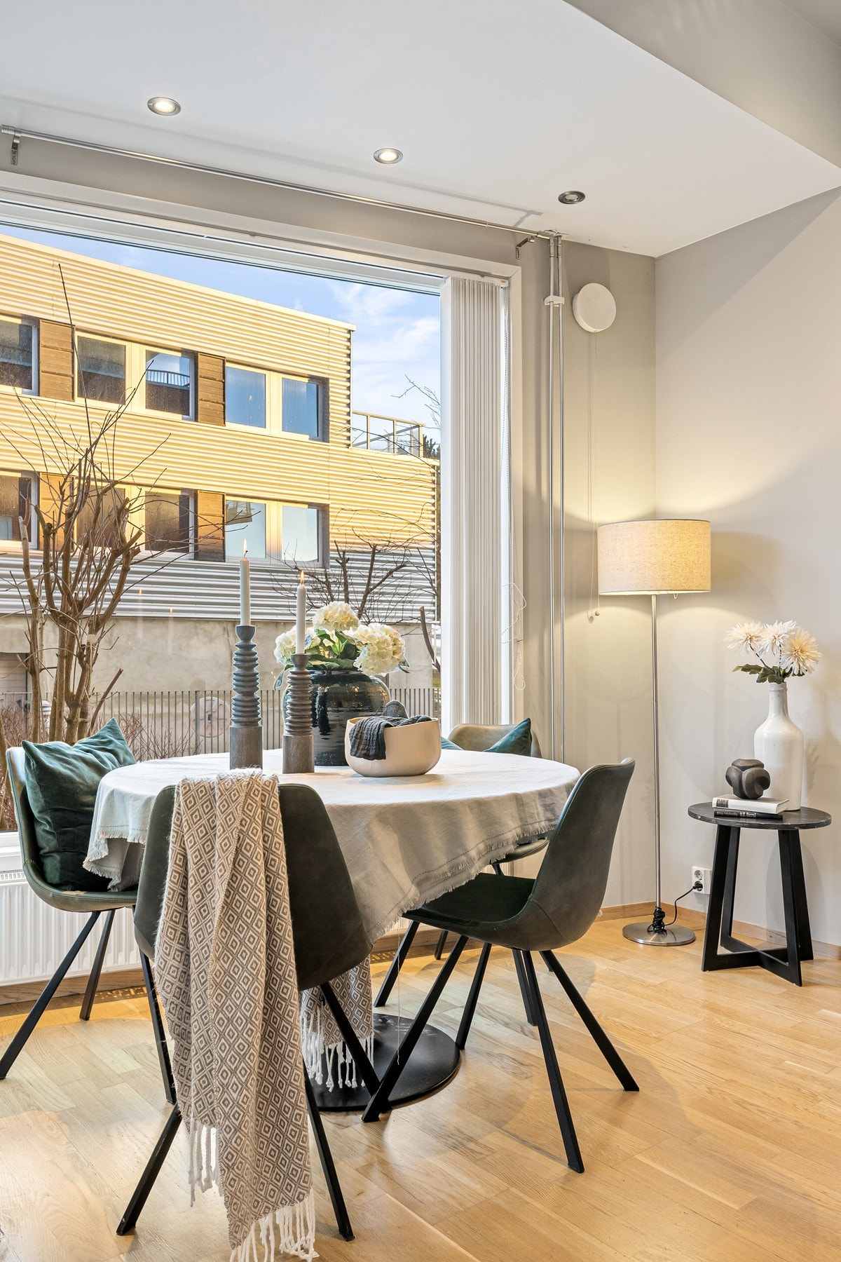 Dagens løsning er innredet med spisebord innerst ved vinduet. Galleribilde