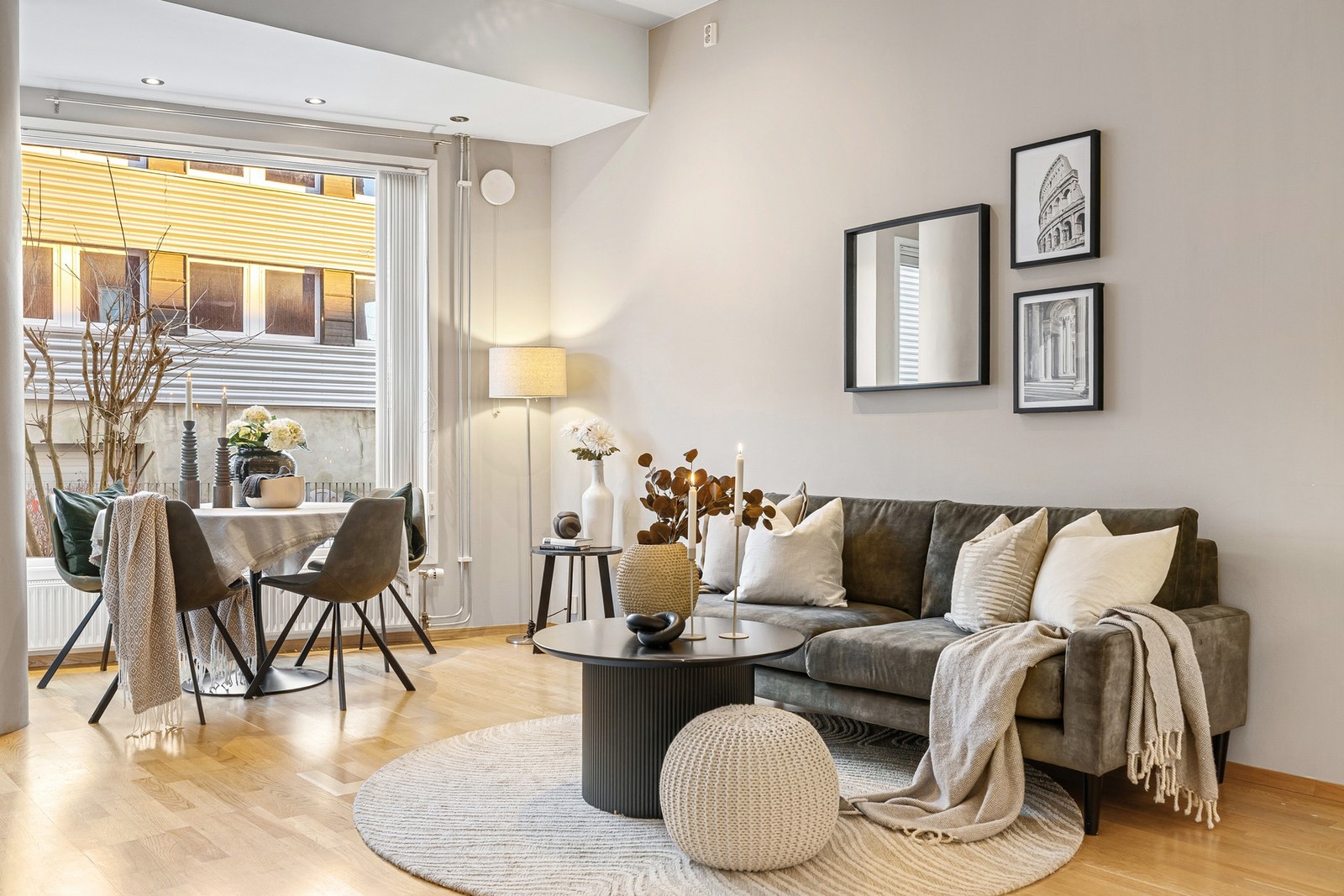 Leiligheten har en god planløsning, noe som gir god plass til både spisebord og sone for TV/sofa. Galleribilde