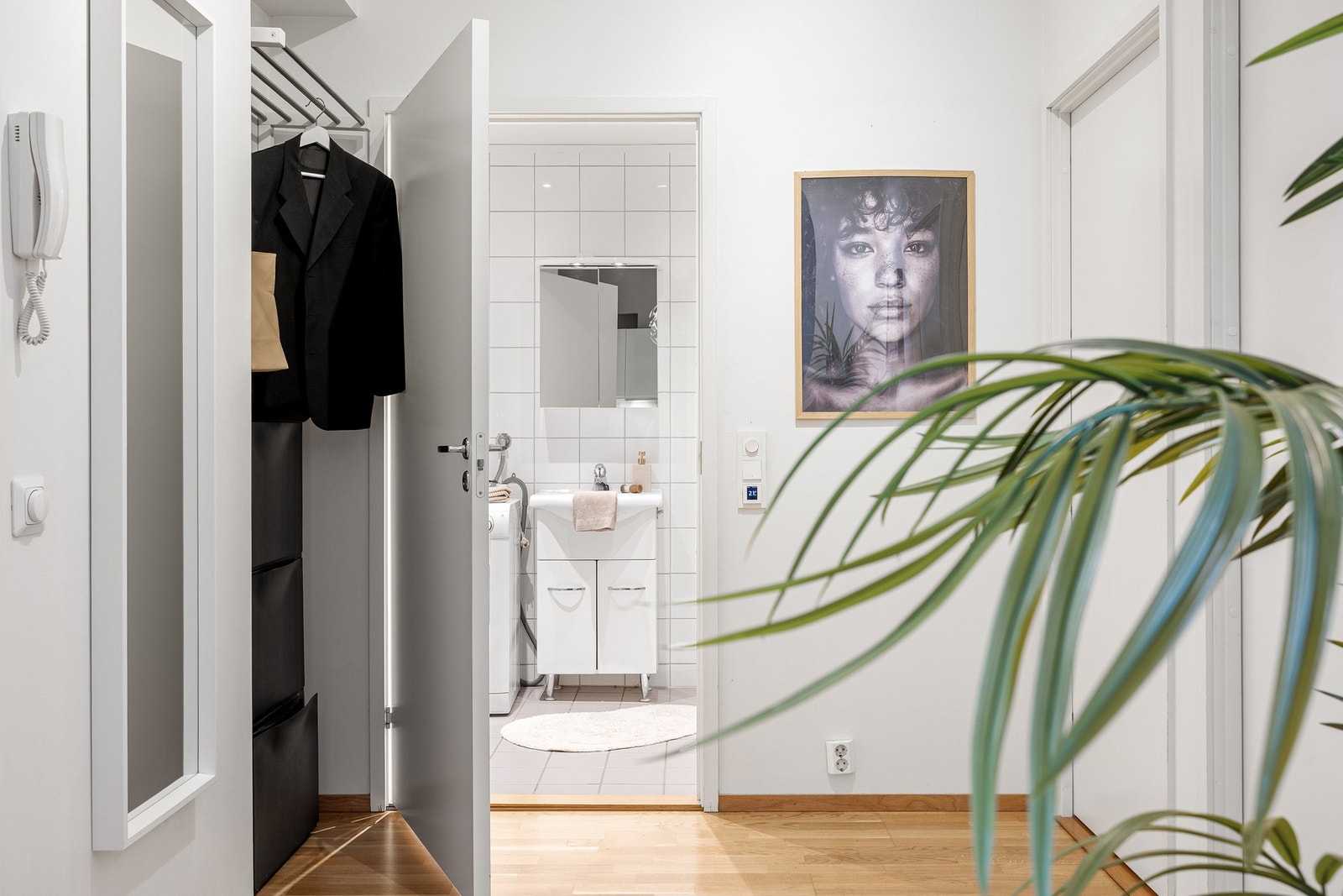 Velkommen inn! Entreen er på 6,3 kvm, og har et lite "innhuk" langs den ene veggen som egner seg fint for oppheng/oppbevaring av yttertøy og sko. Galleribilde