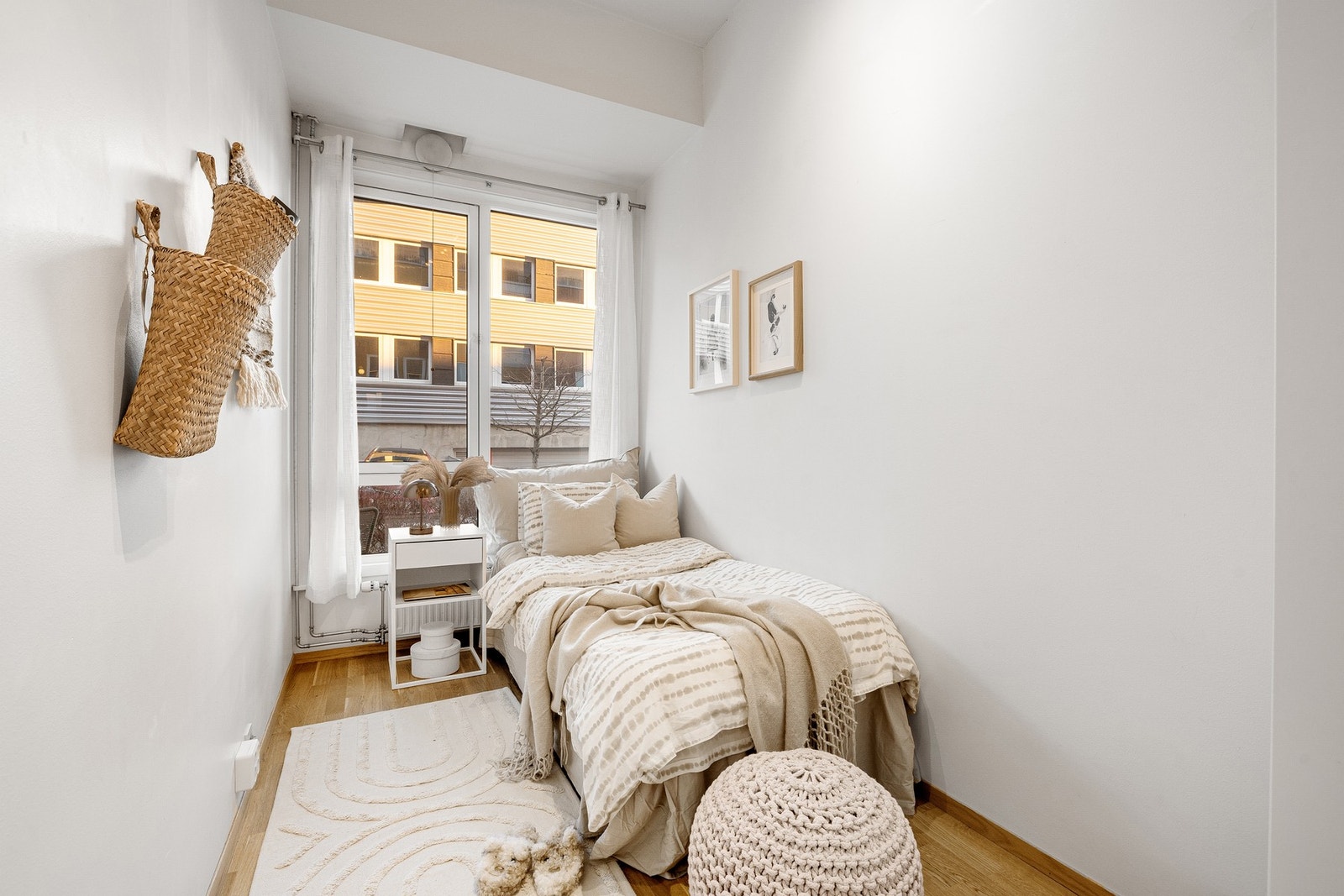 Soverom 2 er på 6,7 kvm. Også her har du plass til seng, garderobeløsning og annet soveromsmøblement. Galleribilde