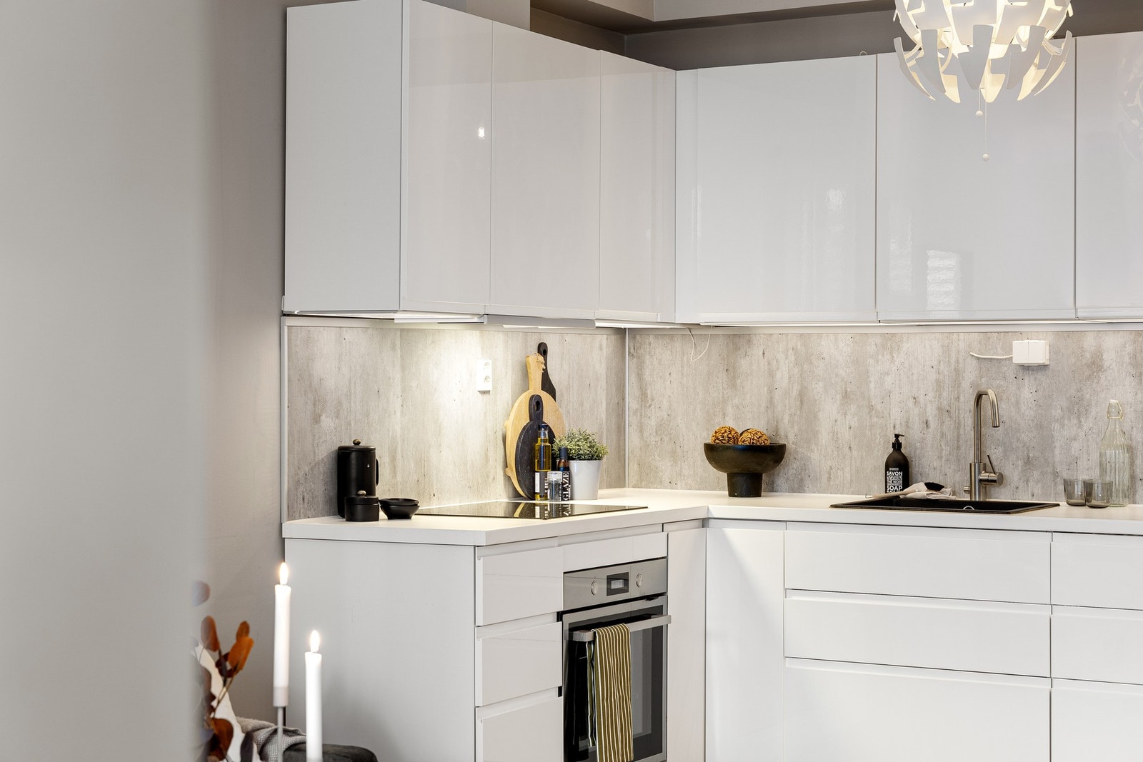 Kjøkkenet byr på rikelig skap- og benkeplass, med gode arbeidsforhold for matlaging. Galleribilde