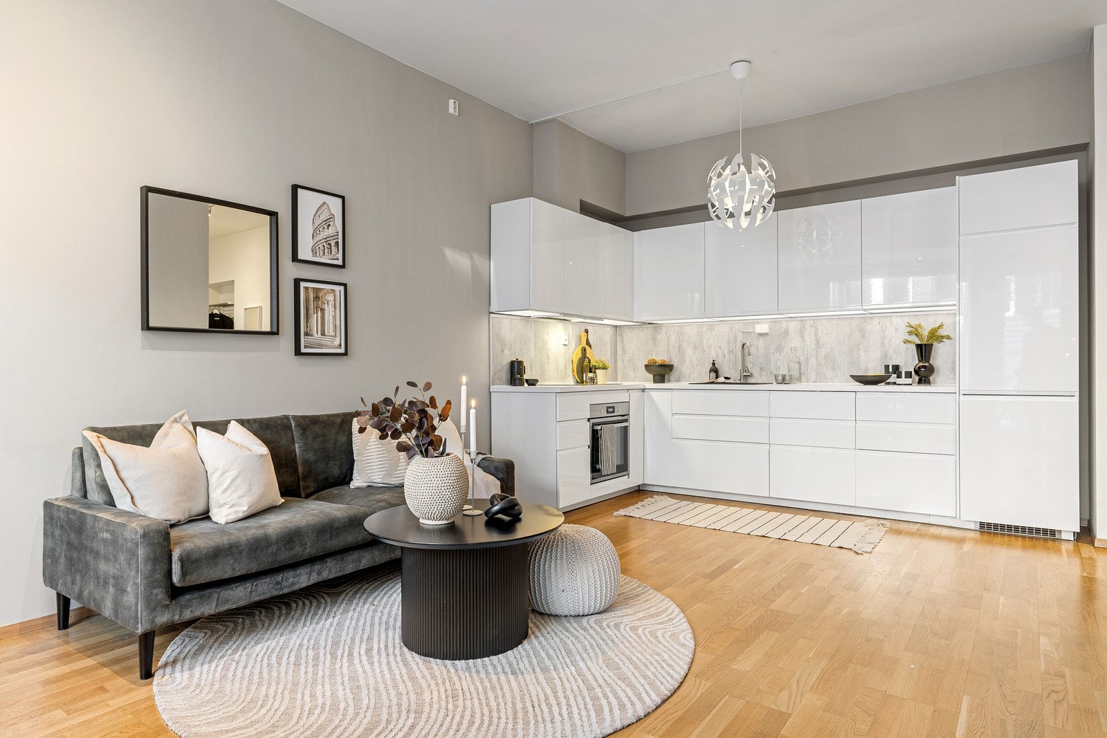 Stue og kjøkken er i en åpen løsning og er på hele 25,8 kvm. Kjøkkenet ble oppgradert i 2021 og er i sin helhet vurdert til TG1 i tilstandsrapporten. Galleribilde