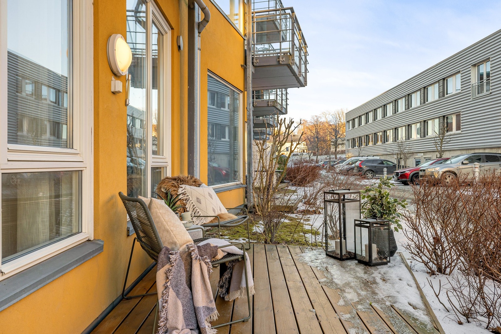 Flere av parkeringsplassene i bildet kan benyttes av beboere ved bruk av parkeringskort. Galleribilde