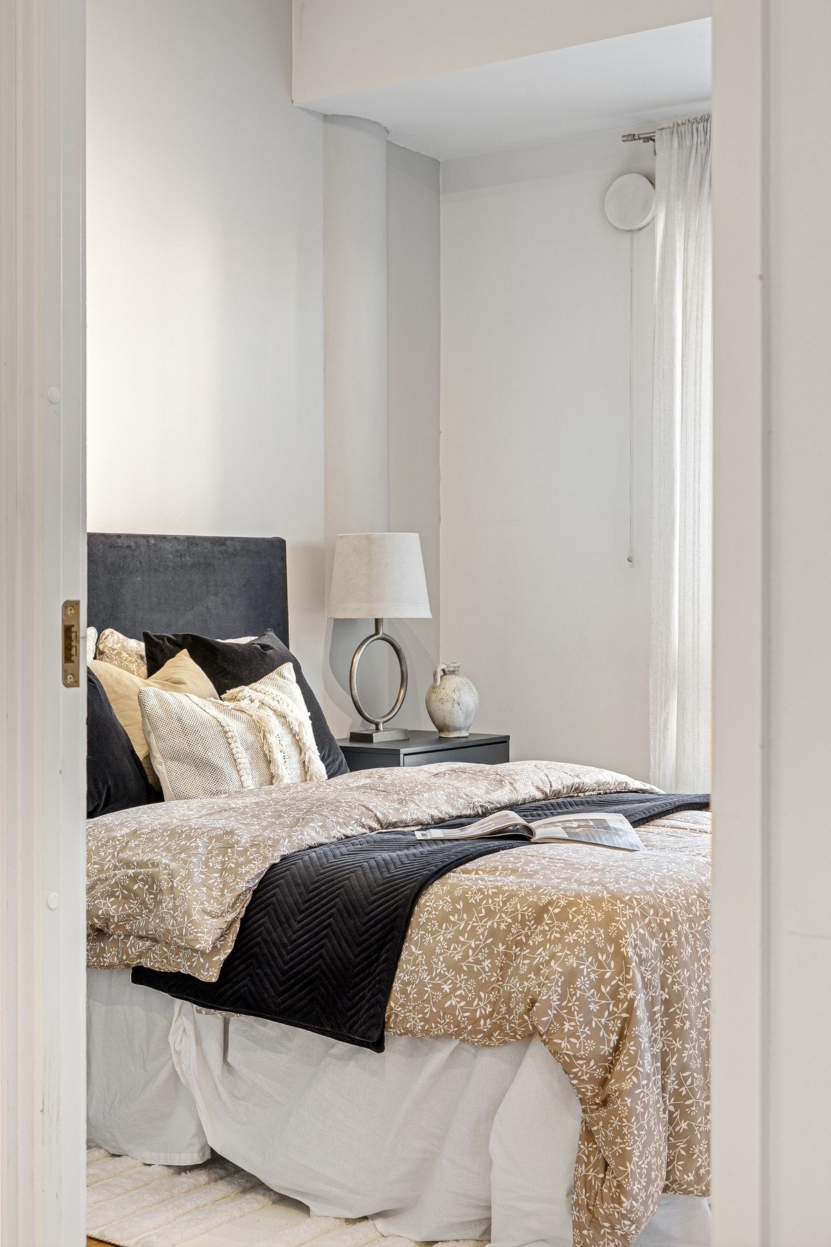 Også soverommene nyter godt av den gode takhøyden i leiligheten. Galleribilde