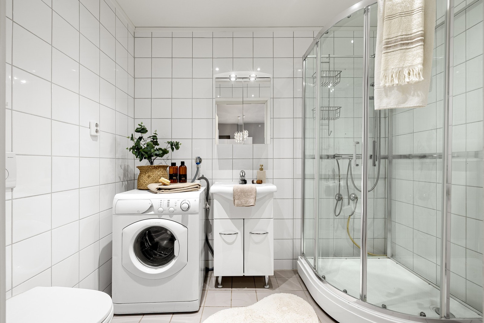 Badet er flislagt og har elektriske varmekabler i gulv. En moderne termostat med touch screen ble installert av faglært i 2024. Galleribilde