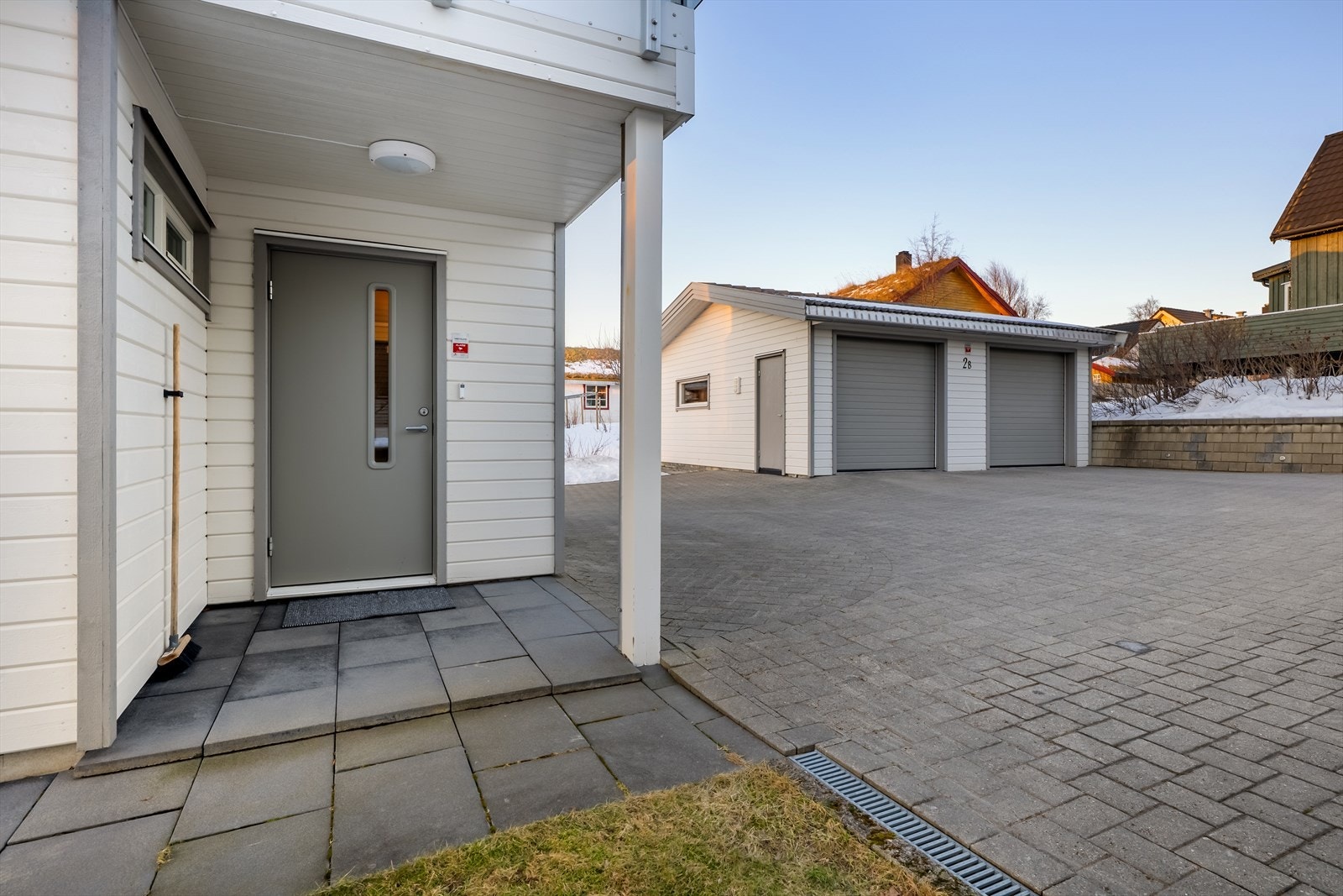 Inngangsparti, legg merke til brostein med rett fall, bort fra inngang. Galleribilde