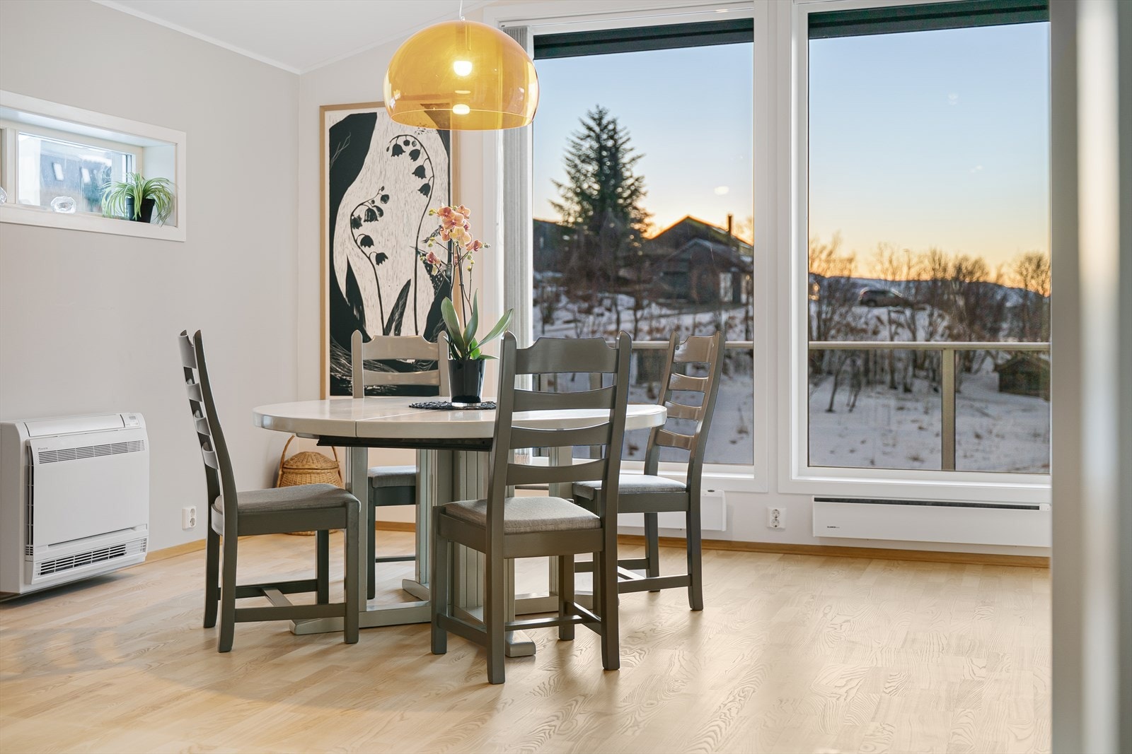 Stuen oppe, middag i konge kulisser. Galleribilde