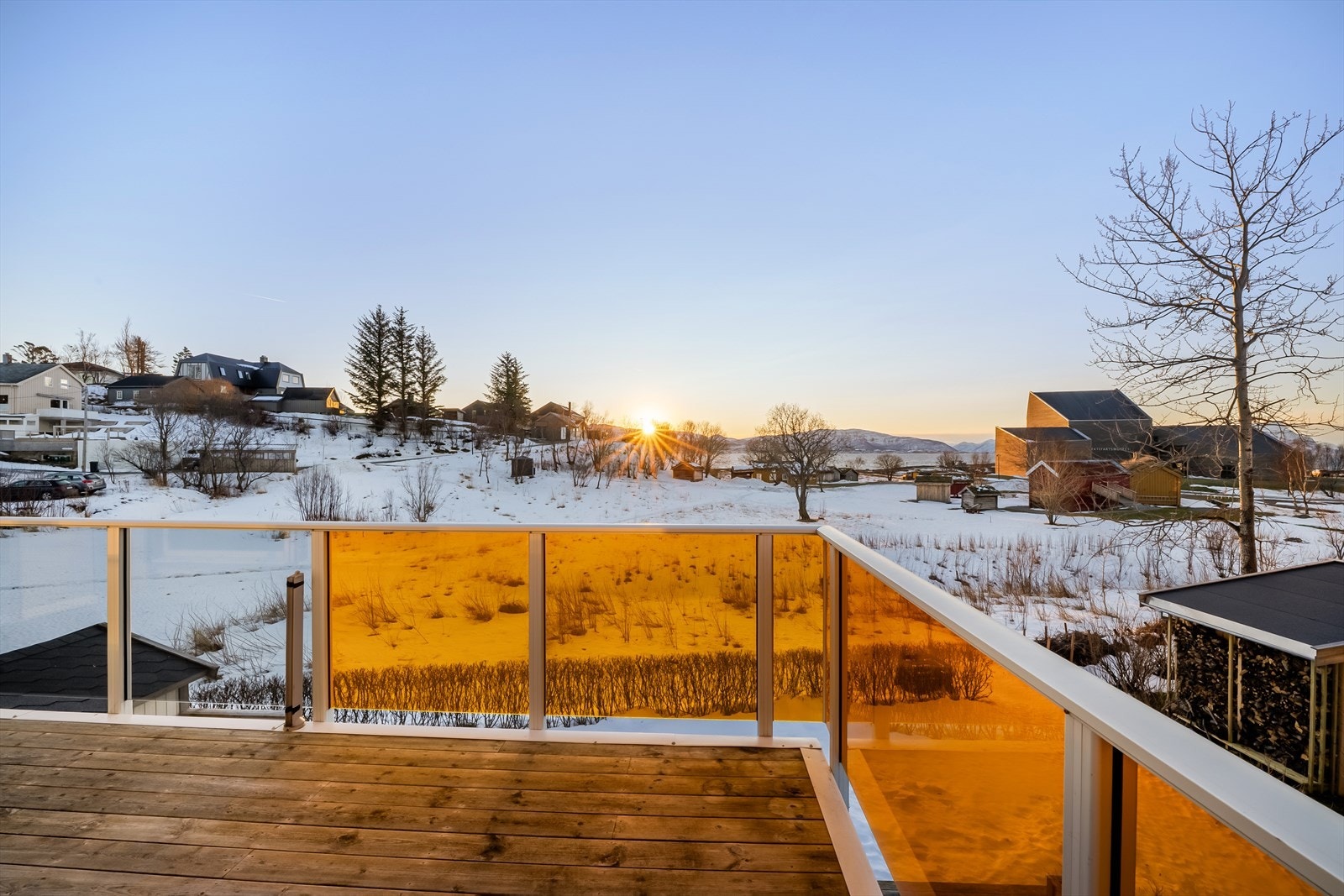 Balkongen er mulig å trives på, kjøkken rett innenfor -verden utenfor. Galleribilde