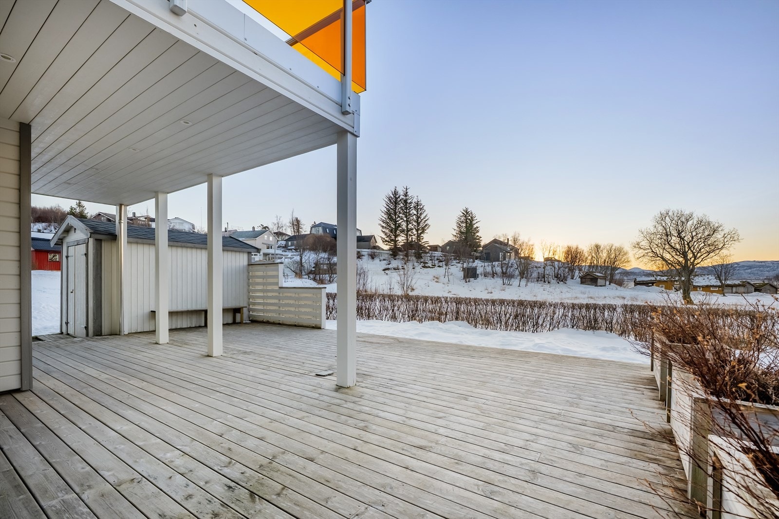 Terrasse, badet i sol, utebod lett tilgjengelig. Galleribilde