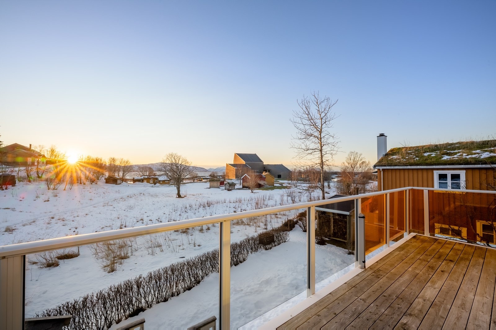 Balkong en av 2, mot elementene og museum, portkort stemning. Galleribilde