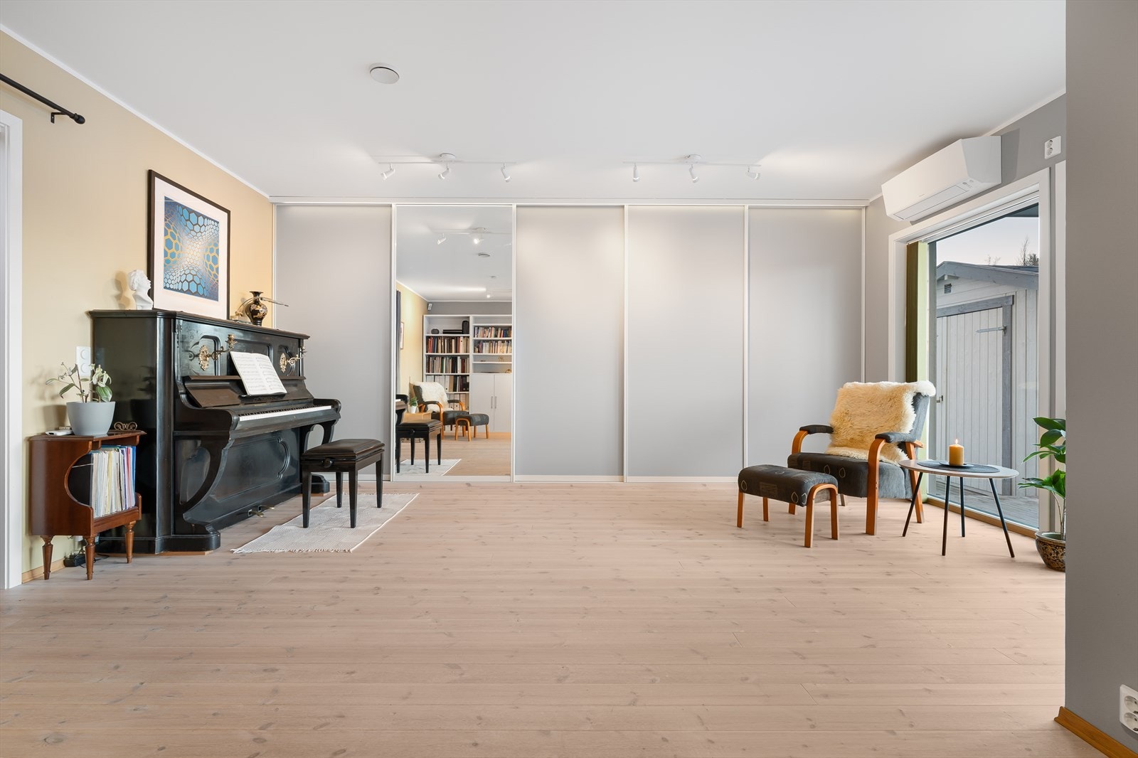 Stue/arbeidsrom/det du ønsker deg. 70 cm dyp skyvegarderobe/varmepumpe 1 etg. Galleribilde