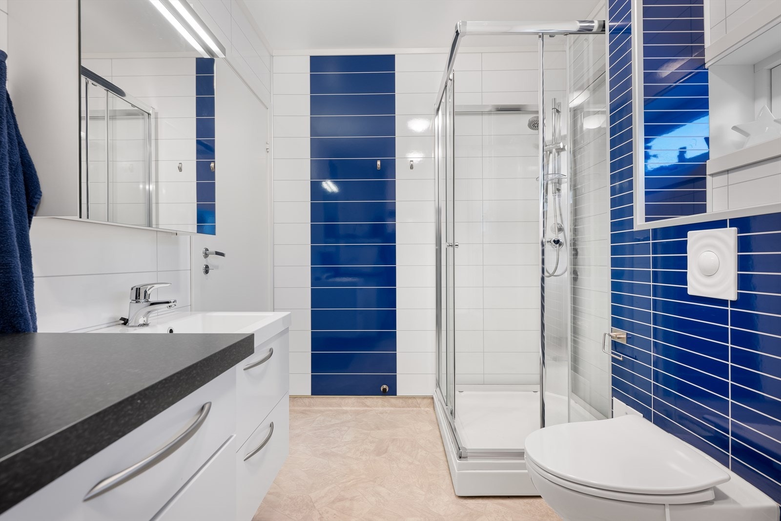 Bad/vaskerom i 1 etg, varme i gulv. Galleribilde