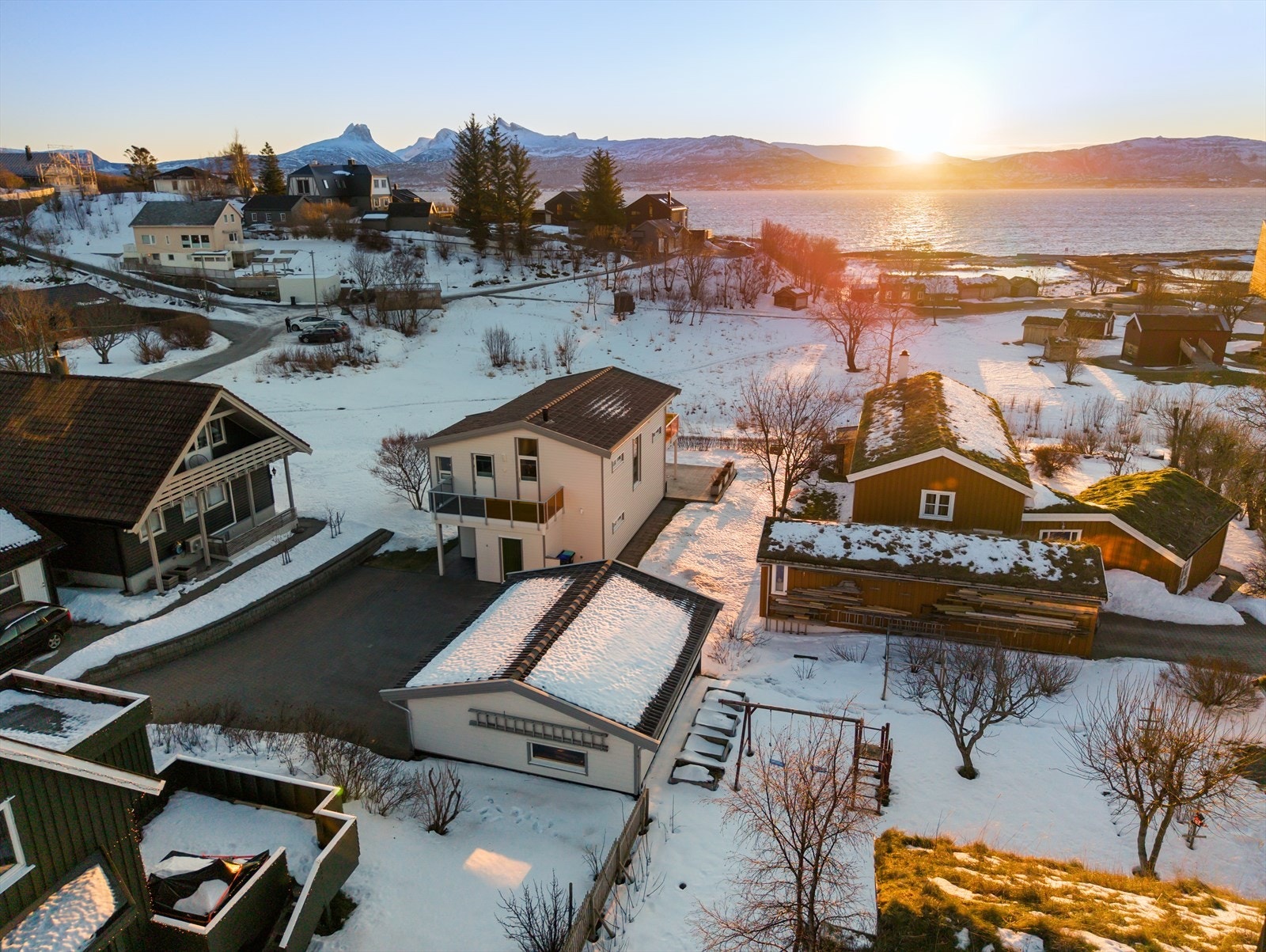 I kontakt med, fjell, hav, sol og by Galleribilde