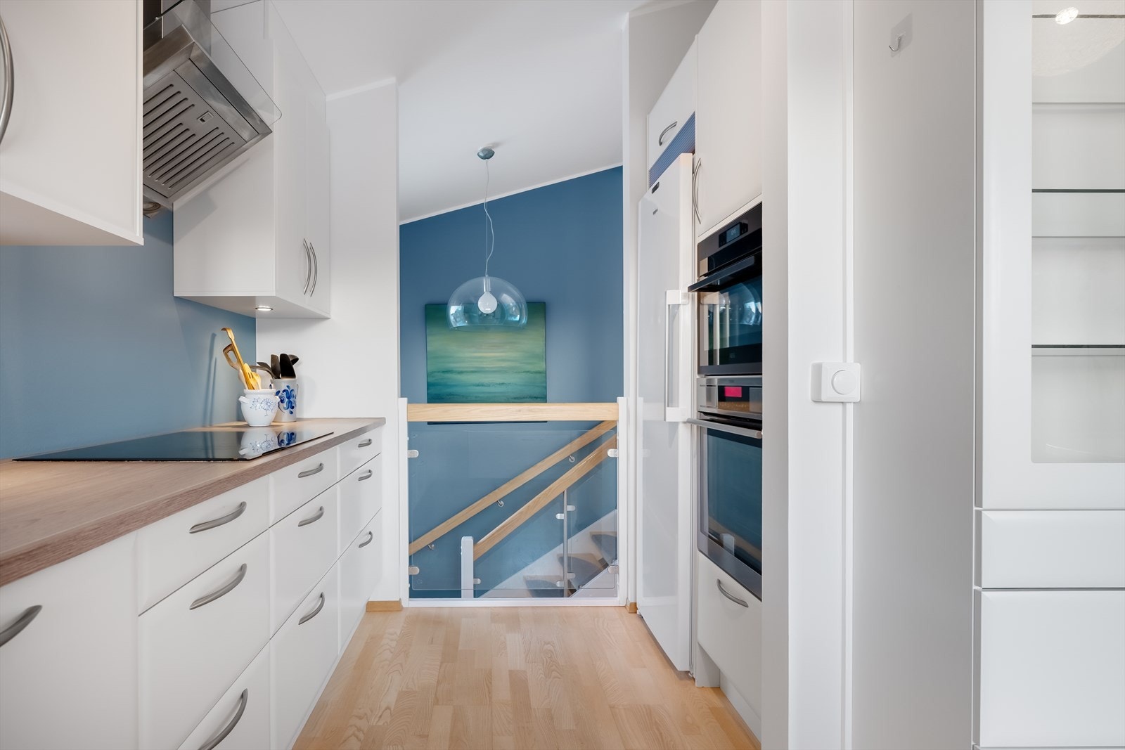 Kjøkken mot trapperom, glass gir noe større romfølelse. Galleribilde