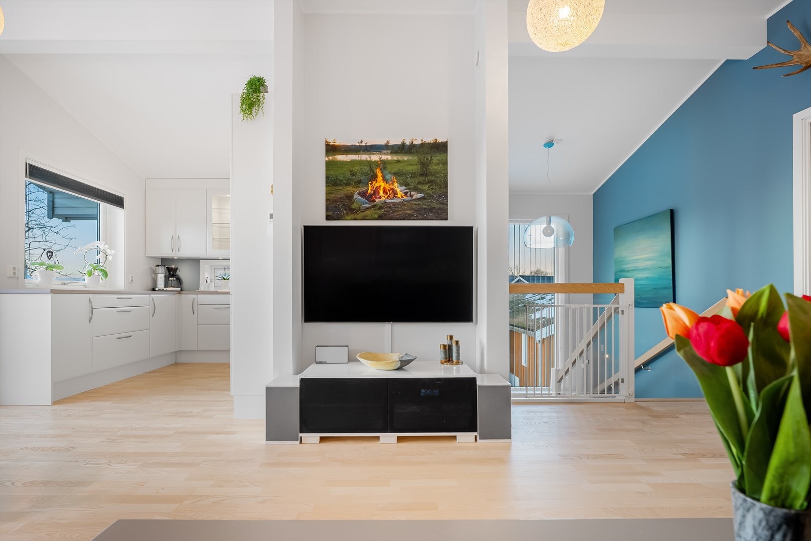 Stuen bilde tatt ca midt i stua. Bad og soverom til høyre. Galleribilde