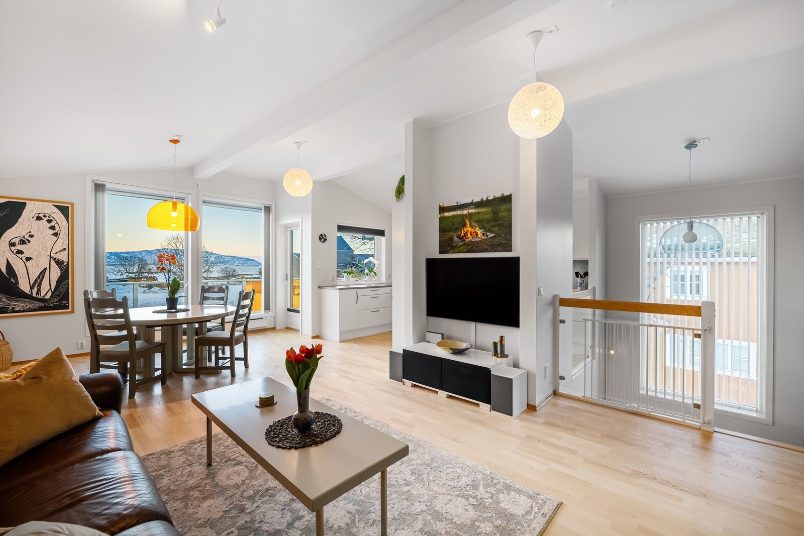 Stue oversikt, god høyde, lys og fin, flotte detaljer. Galleribilde