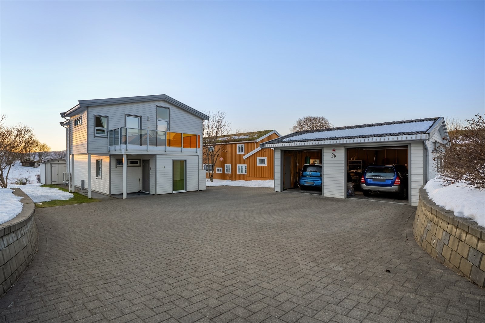 Huset med dobbel garasje, dør på siden - meget praktisk. Galleribilde