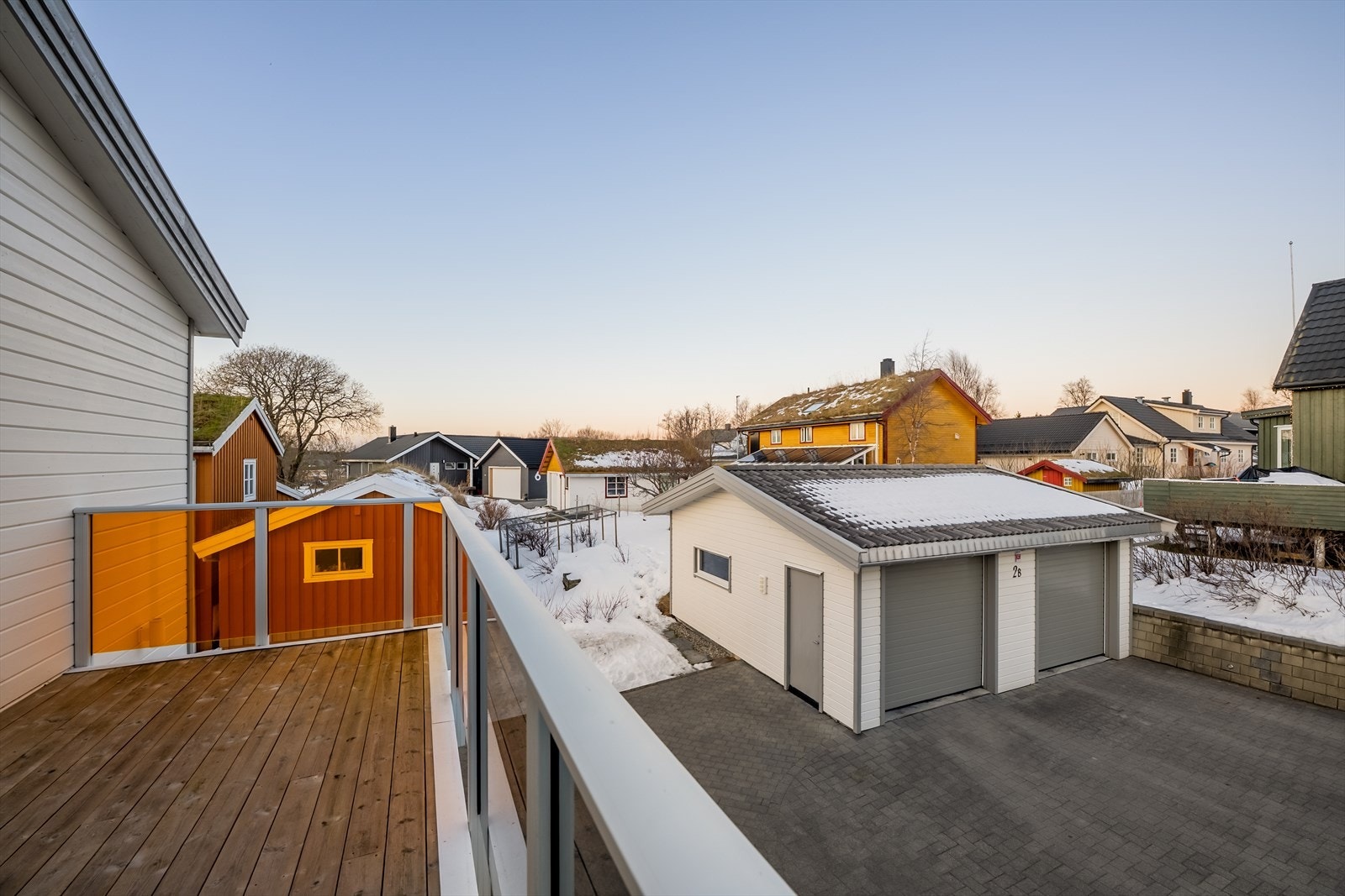 Balkongen med solen etter jobb - luftig og fin. Galleribilde