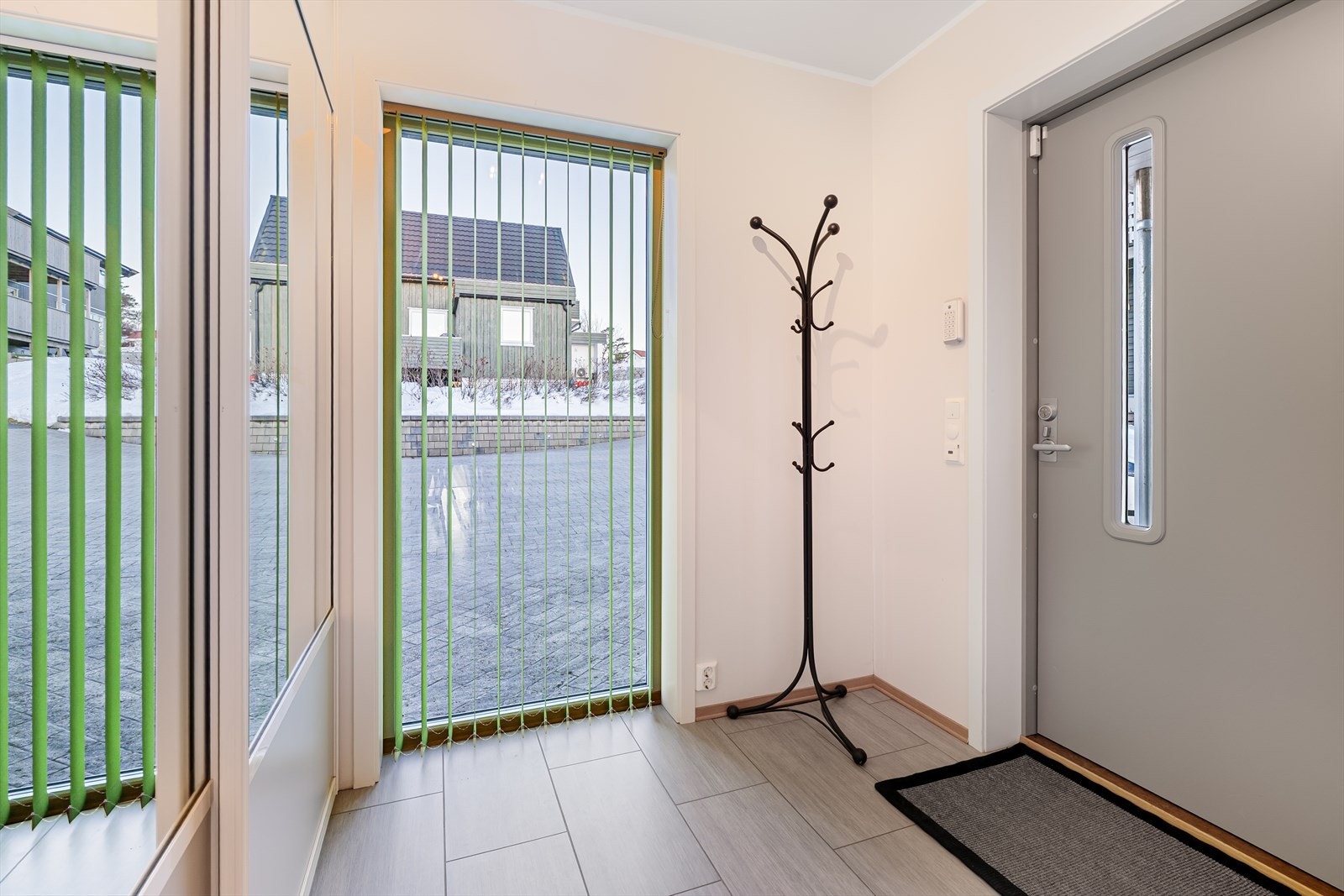 Gangen, flis og varme, skyvegarderobe. Galleribilde