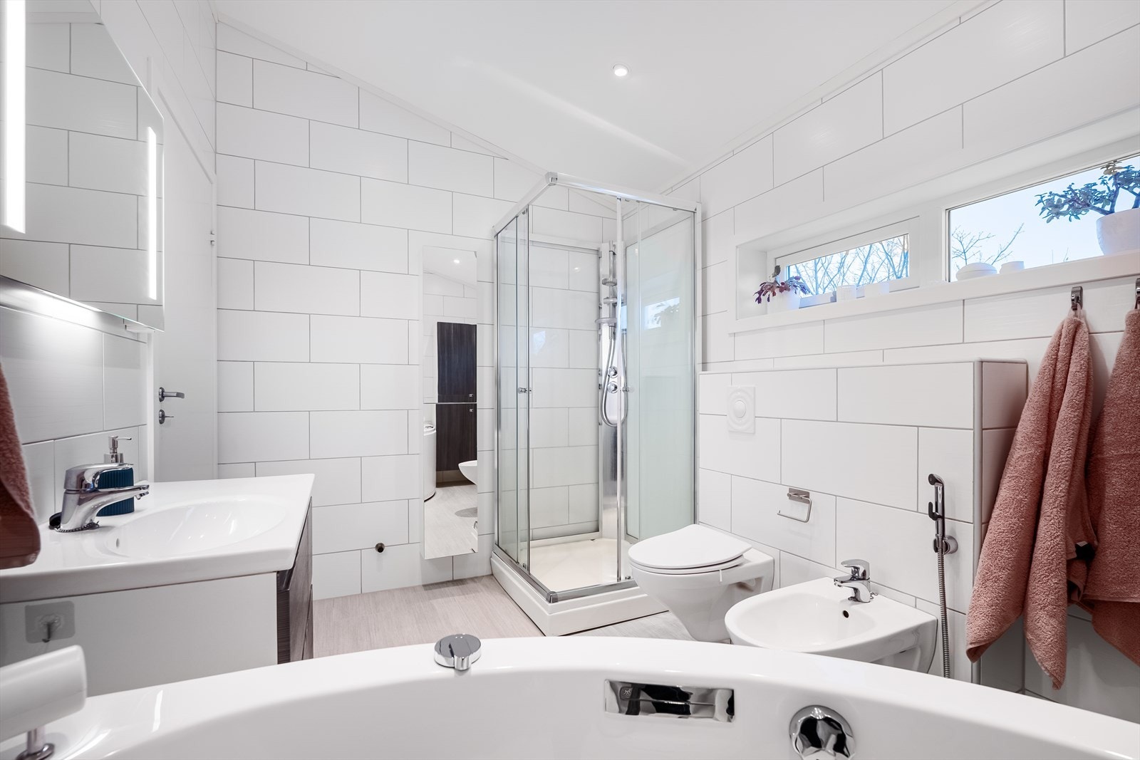 Bad 2 etg, lyst og fint, se detaljer på bildet.. Galleribilde