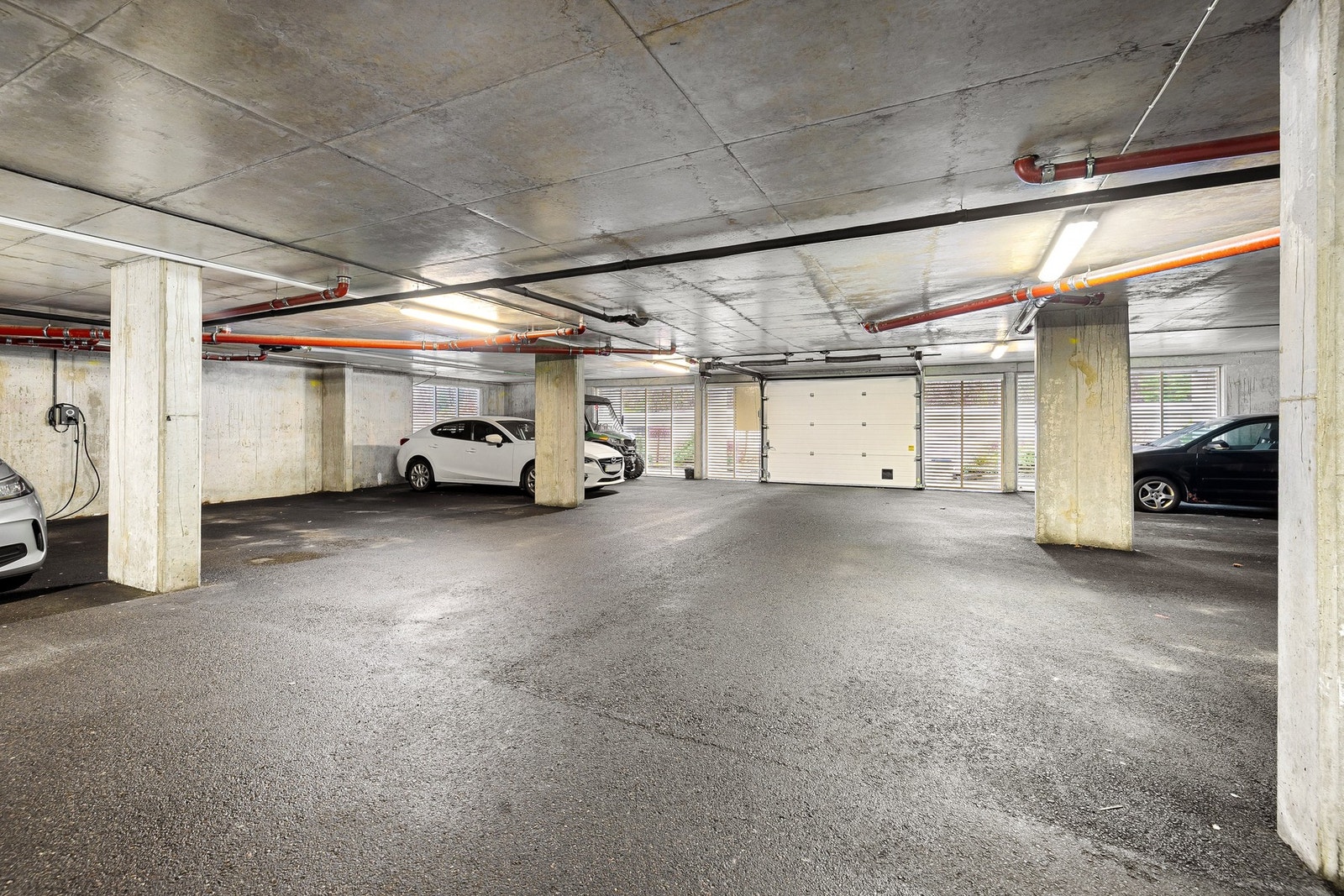 Det er ladeboks på parkeringsplassen i garasjen Galleribilde