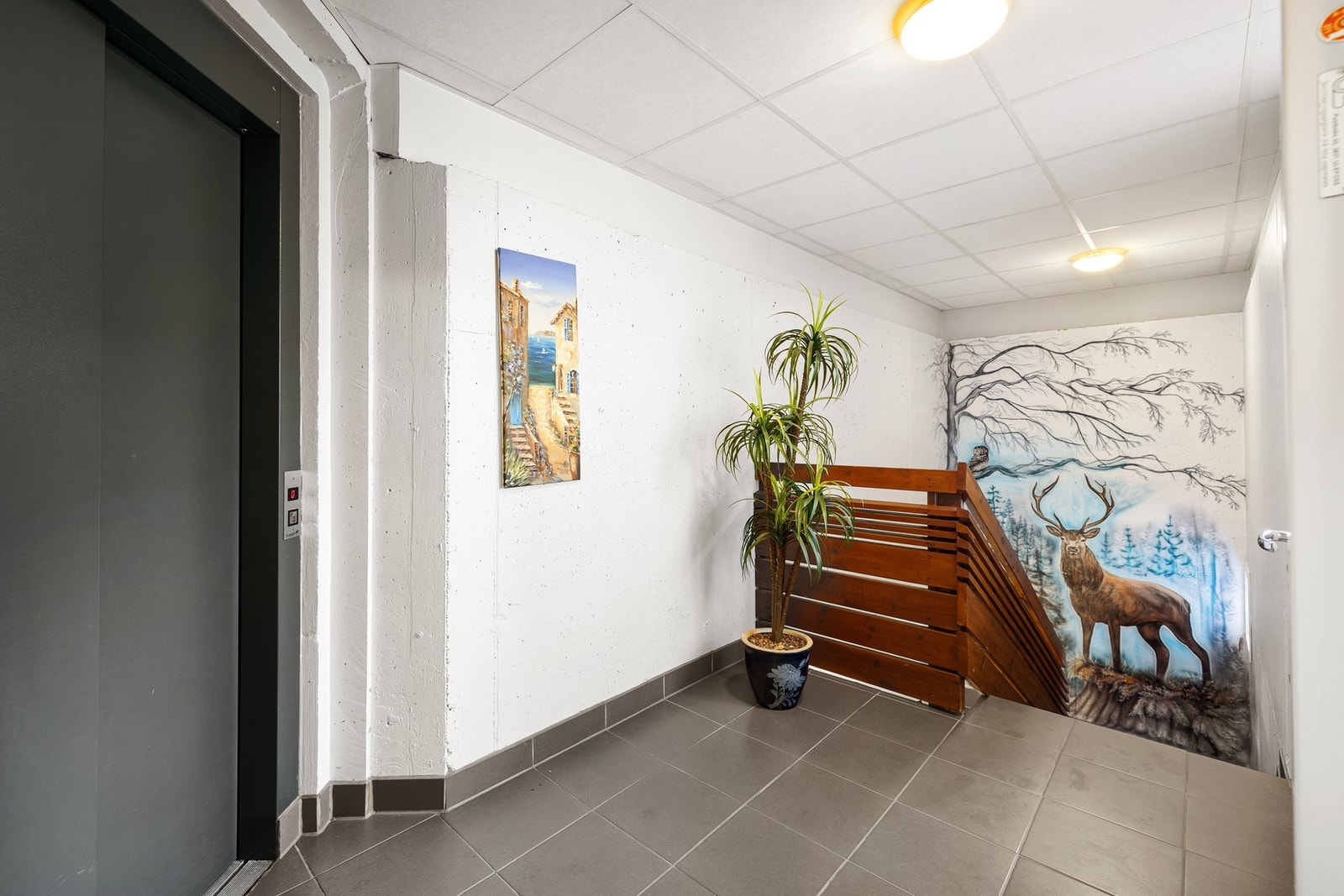 Heisen går fra garasjen, og opp til 2 leiligheter på toppen av bygget Galleribilde