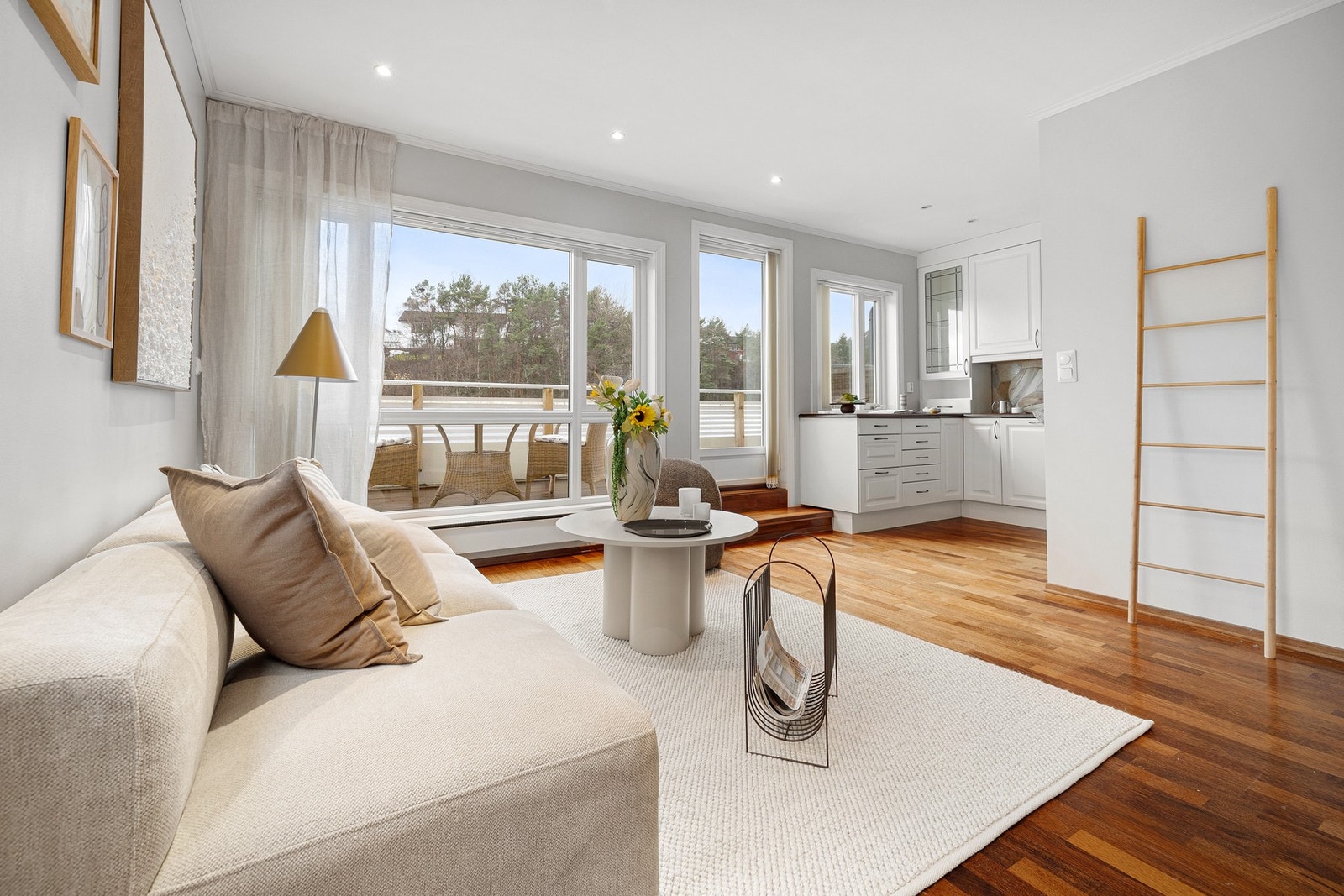 Utgang fra stuen til solrik balkong Galleribilde