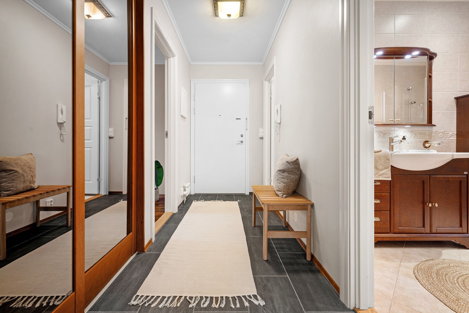 Skyvedørsgarderobe i speil i gangen Galleribilde