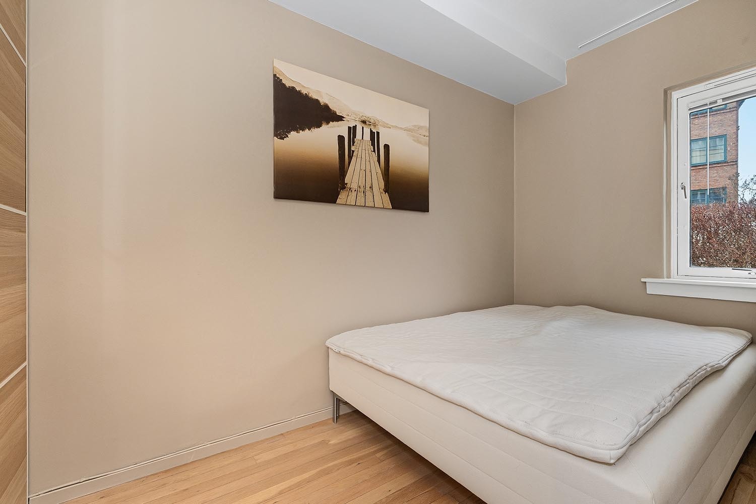 Soverommet at en sot innebygget garderobe og seng Galleribilde