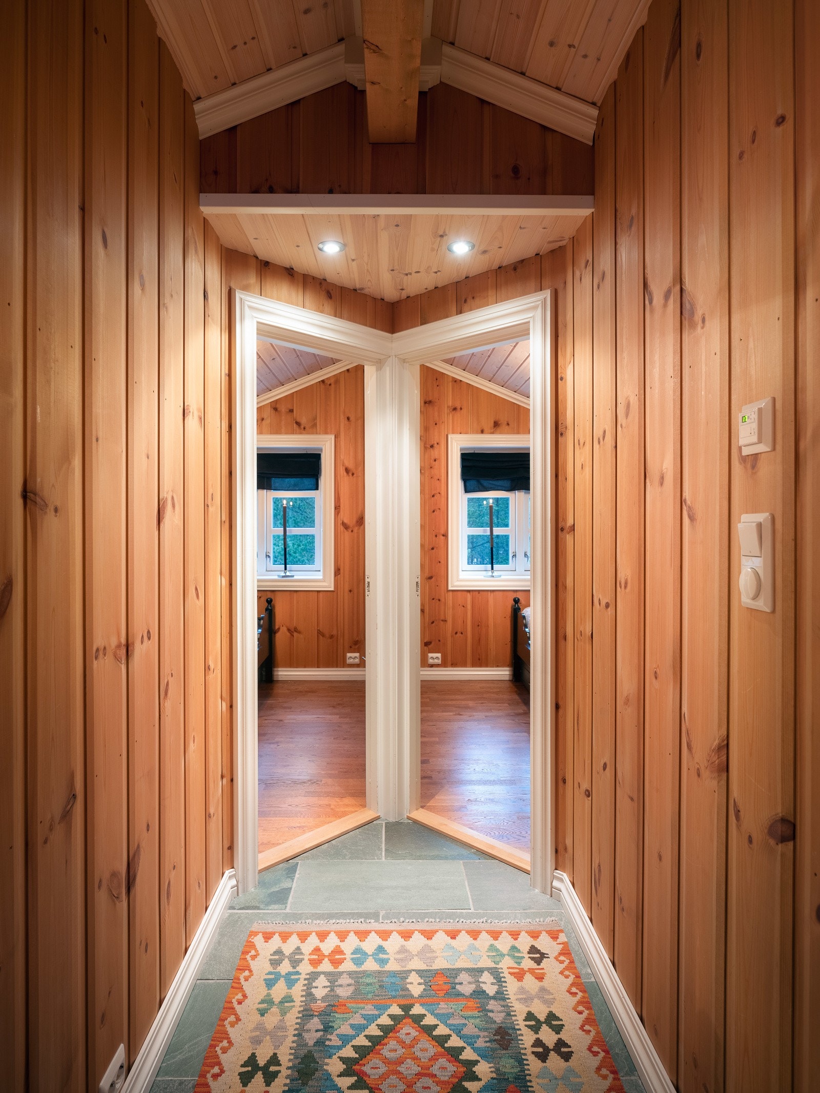 Følg gangen ned til to av soverommene Galleribilde