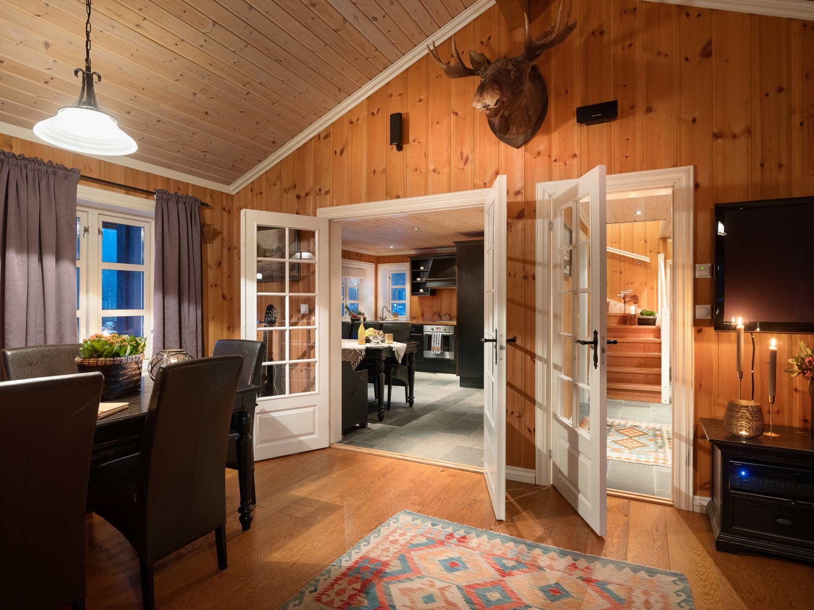 Her får du en praktisk planløsning, som gjør hytten til det perfekte samlingsstedet for familien Galleribilde