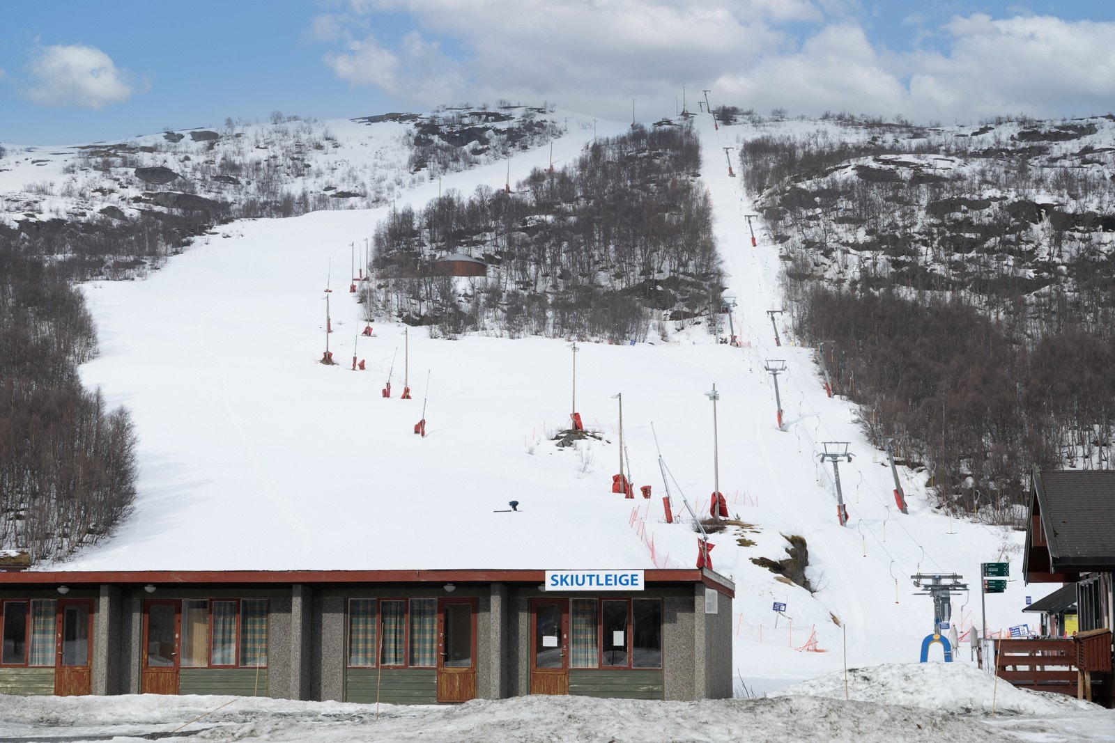 Skitrekk på andre siden av veien. Galleribilde