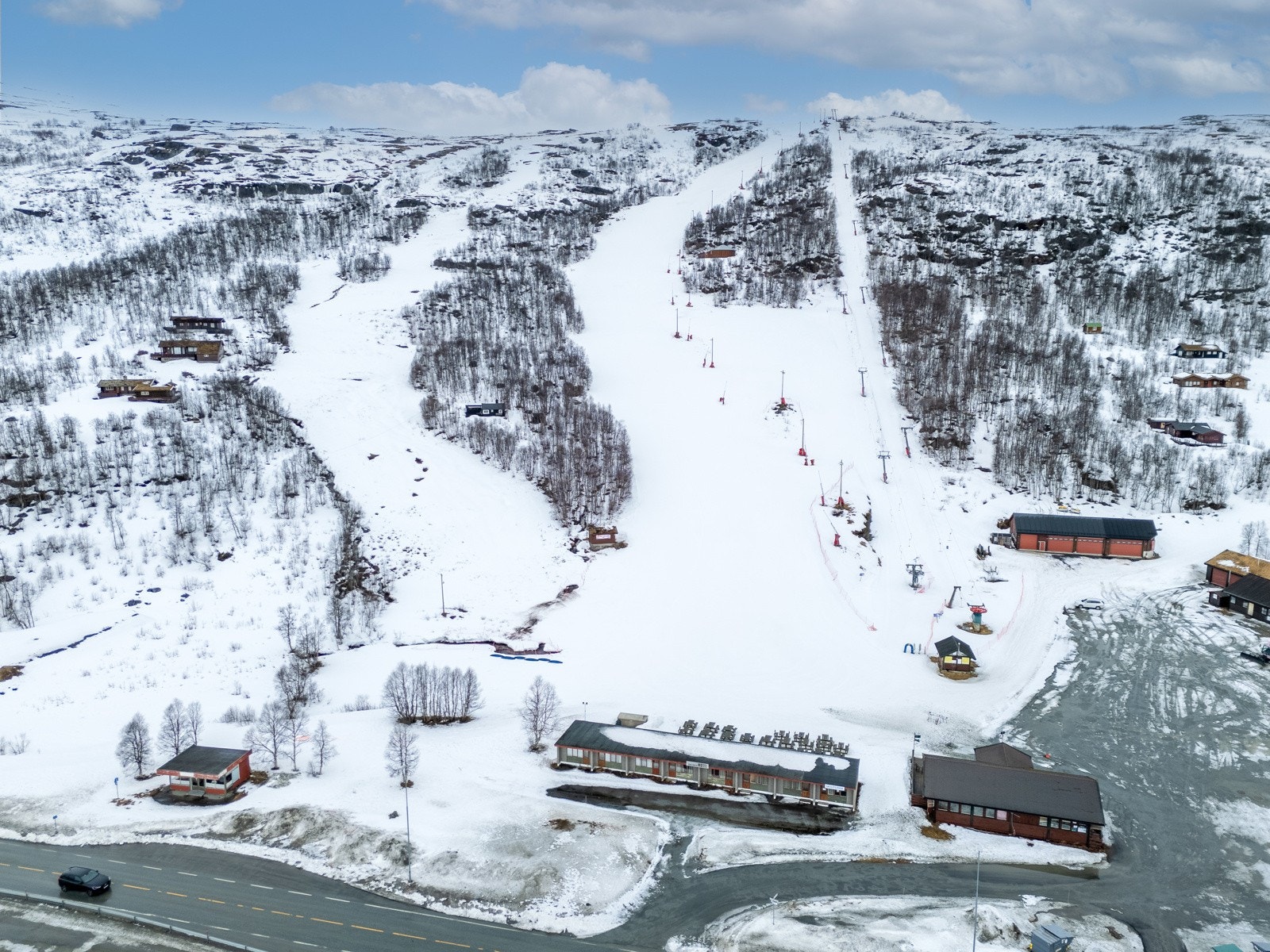 Alpinbakken har t-heis med 3 nedfarter, et tallerkentrekk med tilhørende barneområde og nyrenovert varmestue. Galleribilde