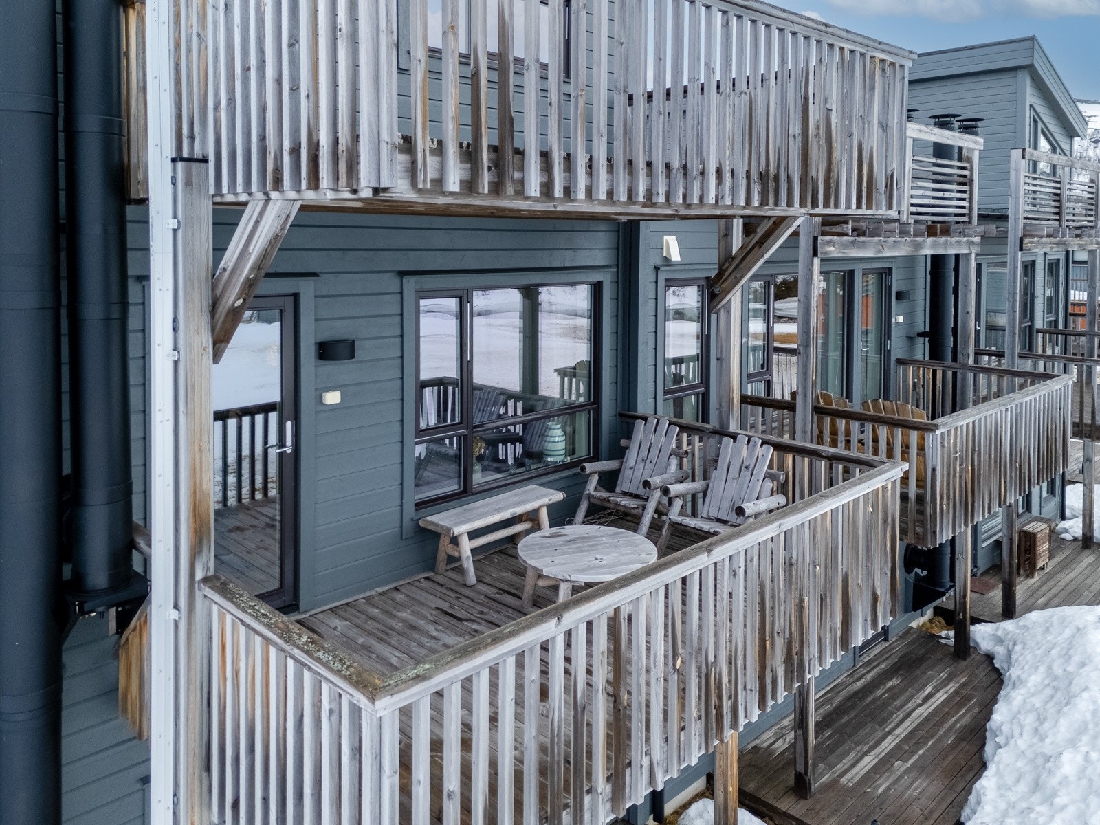 To sørvendte balkonger og en balkong som vender mot nord mot skitrekket. Galleribilde