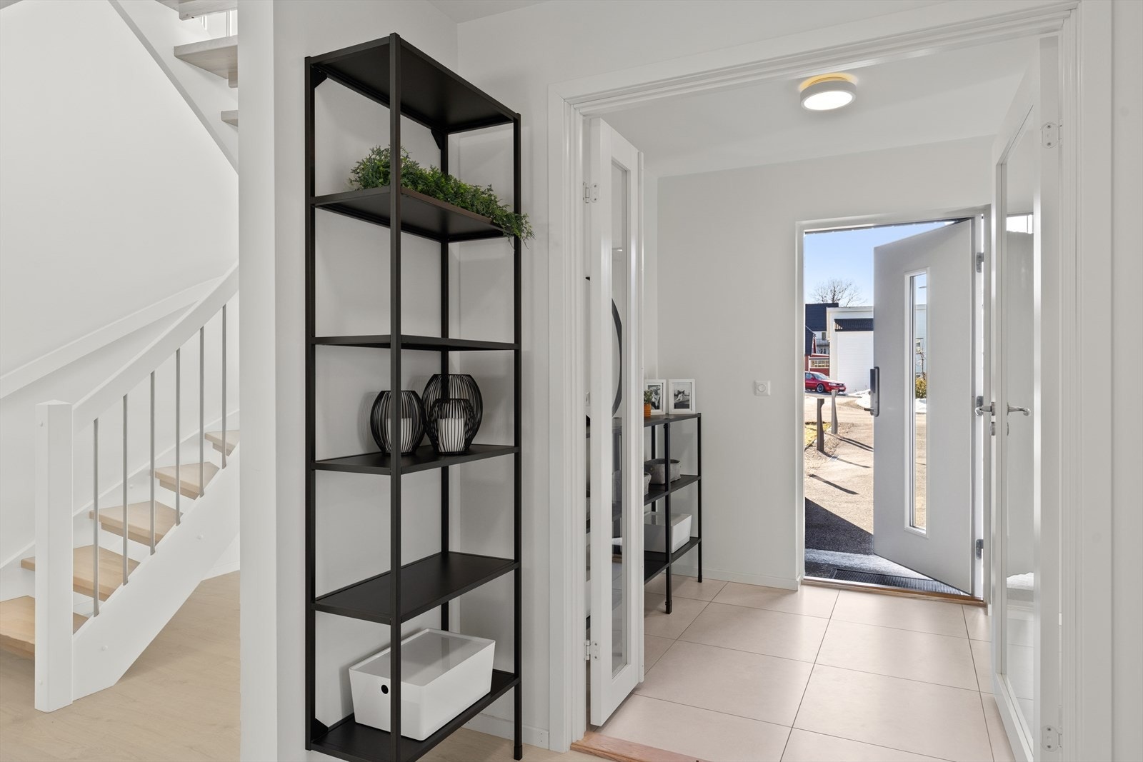 Velkommen inn til praktisk entre med doble glassdører til boligen samt glassdør til stort garderoberom Galleribilde