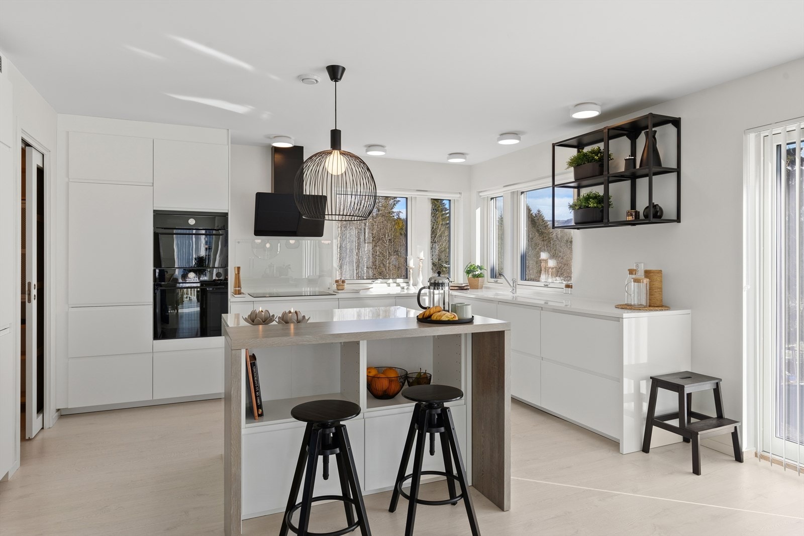 Kjøkkenet ligger i 1. etasje og har en moderne innredning fra 2020 med glatte fronter og en rikelig med laminat benkeplate Galleribilde